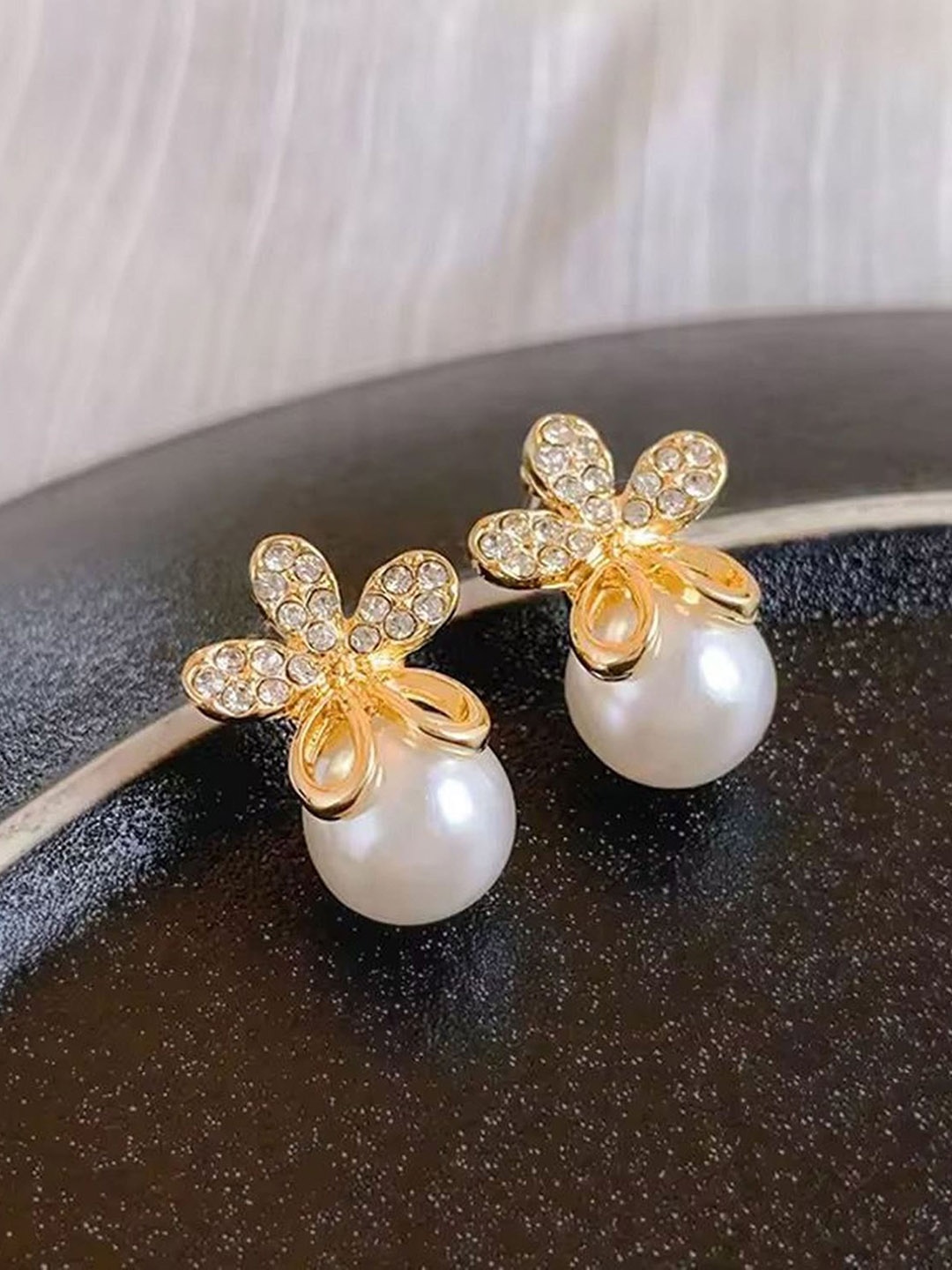 MADDY SPACE Set Of 3 Gold Plated Artificial Stones Studded Contemporary Studs Earrings
MADDY SPACE Set Of 3 Gold Plated Artificial Stones Studded Contemporary Studs Earrings