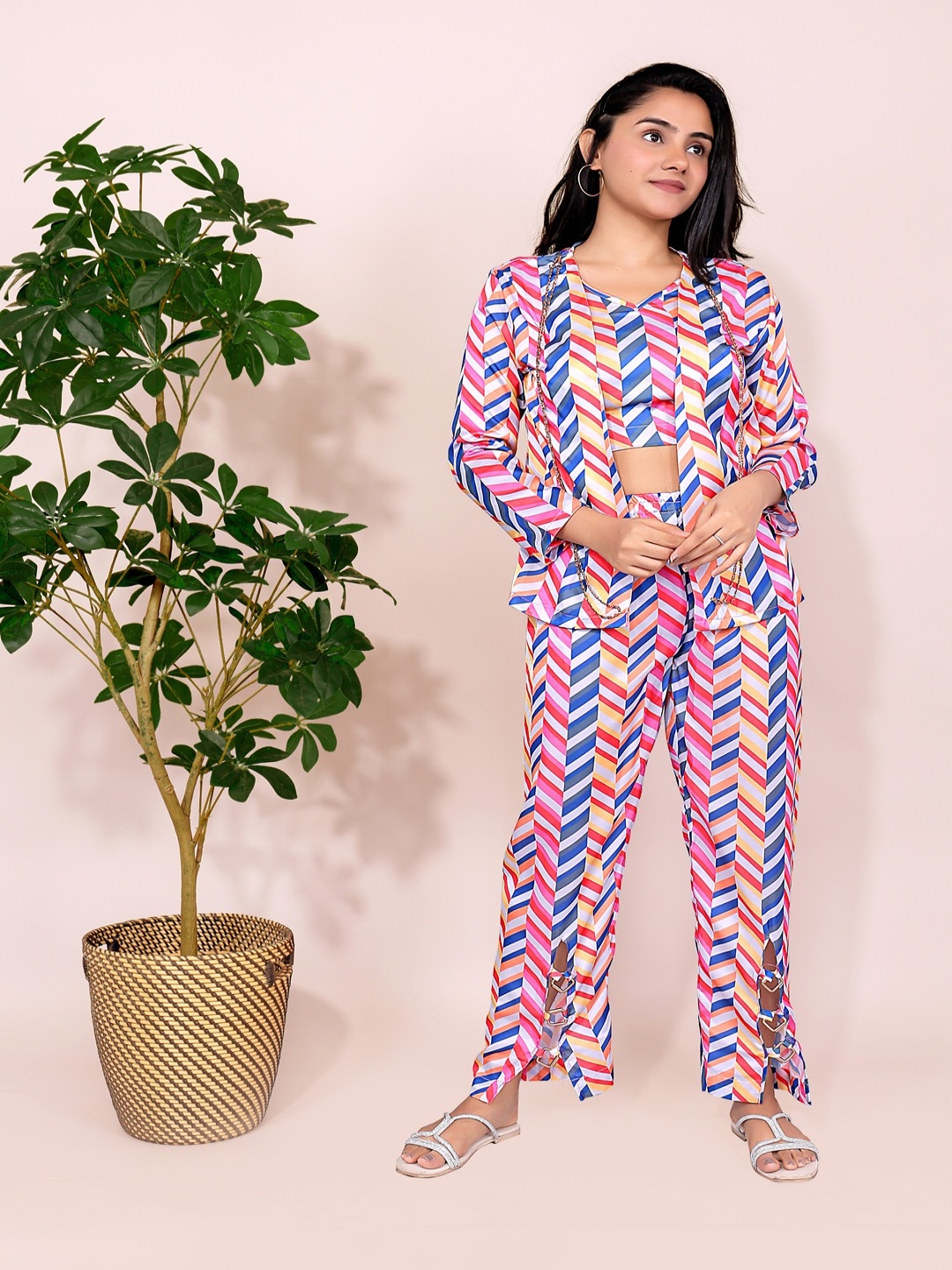 Kaajal by Vidhi Geometric Printed Shoulder Straps Crop Top & Shrug With Trousers, Purple
Kaajal by Vidhi Geometric Printed Shoulder Straps Crop Top & Shrug With Trousers, Purple