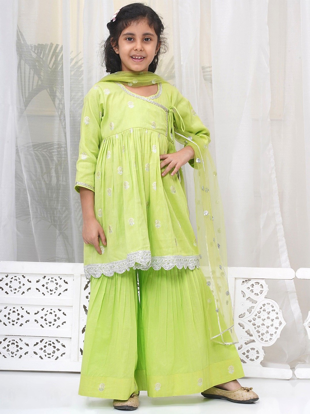 Little Bansi Girls Ethnic Motifs Embroidered Angrakha Sequinned Pure Cotton Kurta with Sharara & With Dupatta, Green
Little Bansi Girls Ethnic Motifs Embroidered Angrakha Sequinned Pure Cotton Kurta with Sharara & With Dupatta, Green