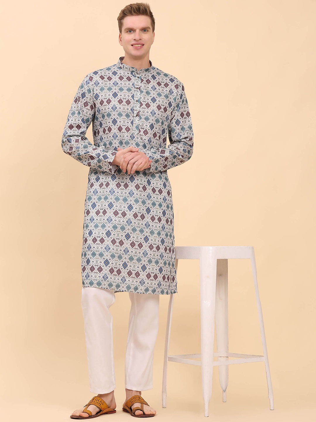 Pro-Ethic STYLE DEVELOPER Men Floral Printed Regular Sequinned Pure Cotton Kurta with Pyjamas, Blue
Pro-Ethic STYLE DEVELOPER Men Floral Printed Regular Sequinned Pure Cotton Kurta with Pyjamas, Blue