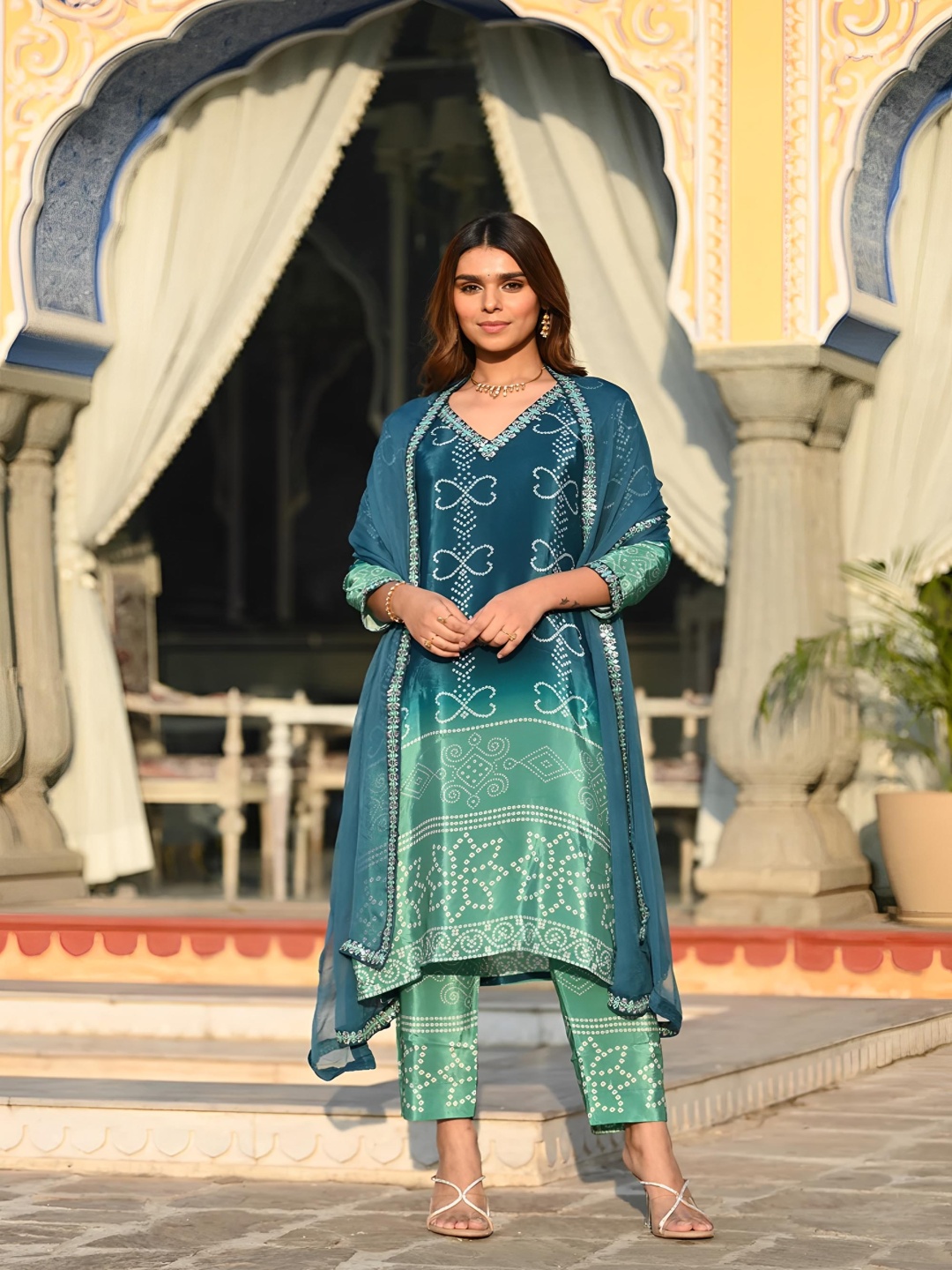 Vintro Women Floral Printed Regular Thread Work Kurta with Trousers & With Dupatta, Blue
Vintro Women Floral Printed Regular Thread Work Kurta with Trousers & With Dupatta, Blue