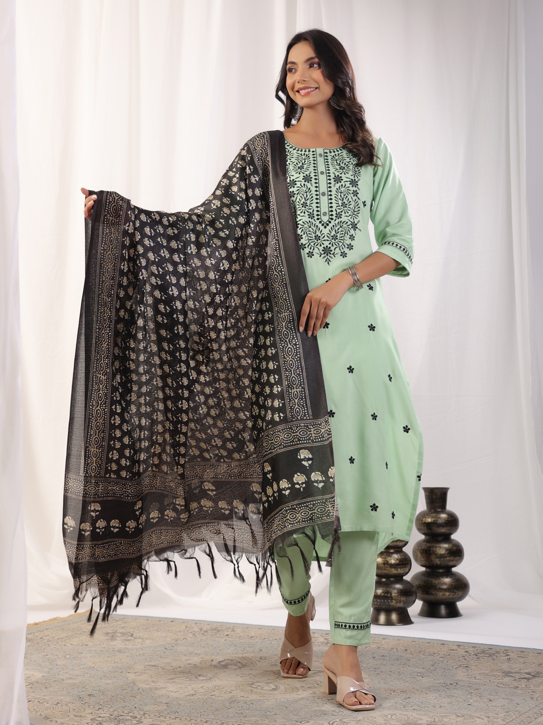 AURIELLA Women Ethnic Motifs Embroidered Regular Thread Work Kurta with Trousers & With Dupatta, Sea green
AURIELLA Women Ethnic Motifs Embroidered Regular Thread Work Kurta with Trousers & With Dupatta, Sea green