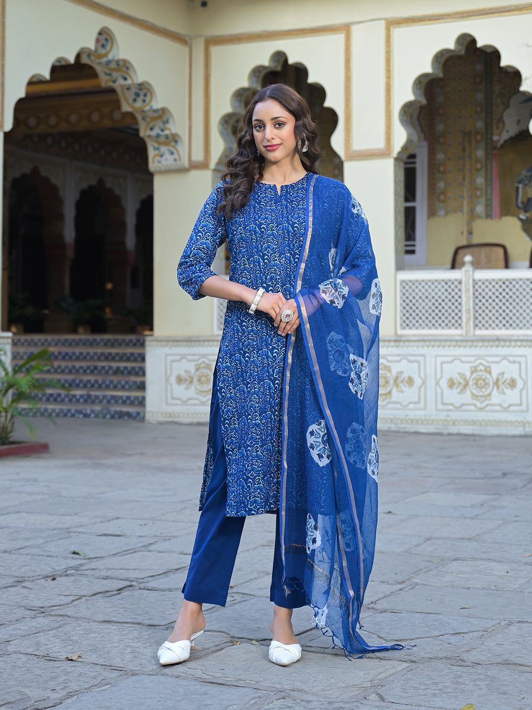 Divena Women Floral Printed Regular Sequinned Pure Cotton Kurta with Trousers & With Dupatta, Blue
Divena Women Floral Printed Regular Sequinned Pure Cotton Kurta with Trousers & With Dupatta, Blue
