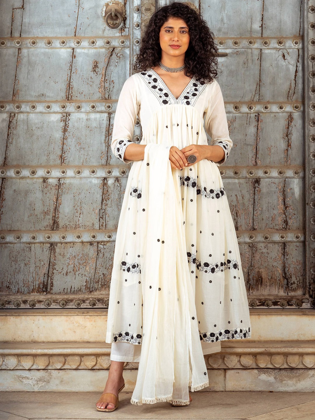 SHILPI HANDICRAFTS Women Floral Embroidered Regular Sequinned Pure Cotton Kurta with Palazzos & With Dupatta, White
SHILPI HANDICRAFTS Women Floral Embroidered Regular Sequinned Pure Cotton Kurta with Palazzos & With Dupatta, White