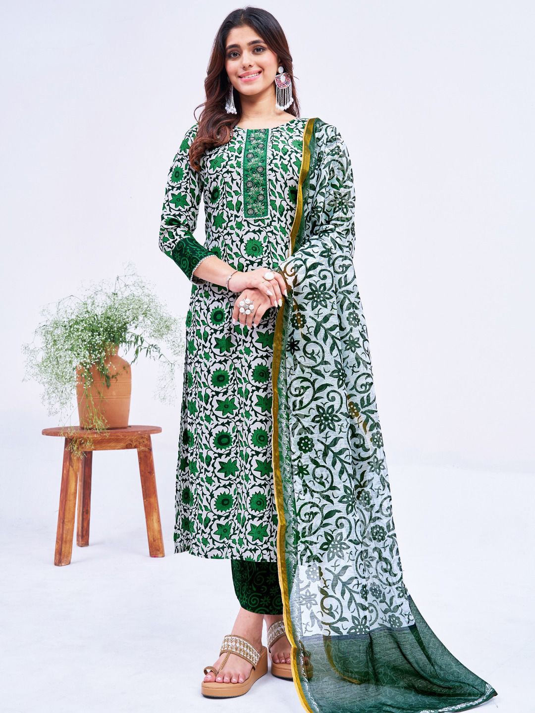 Anouk Women Floral Printed Regular Sequinned Kurti with Trousers & With Dupatta, Green
Anouk Women Floral Printed Regular Sequinned Kurti with Trousers & With Dupatta, Green