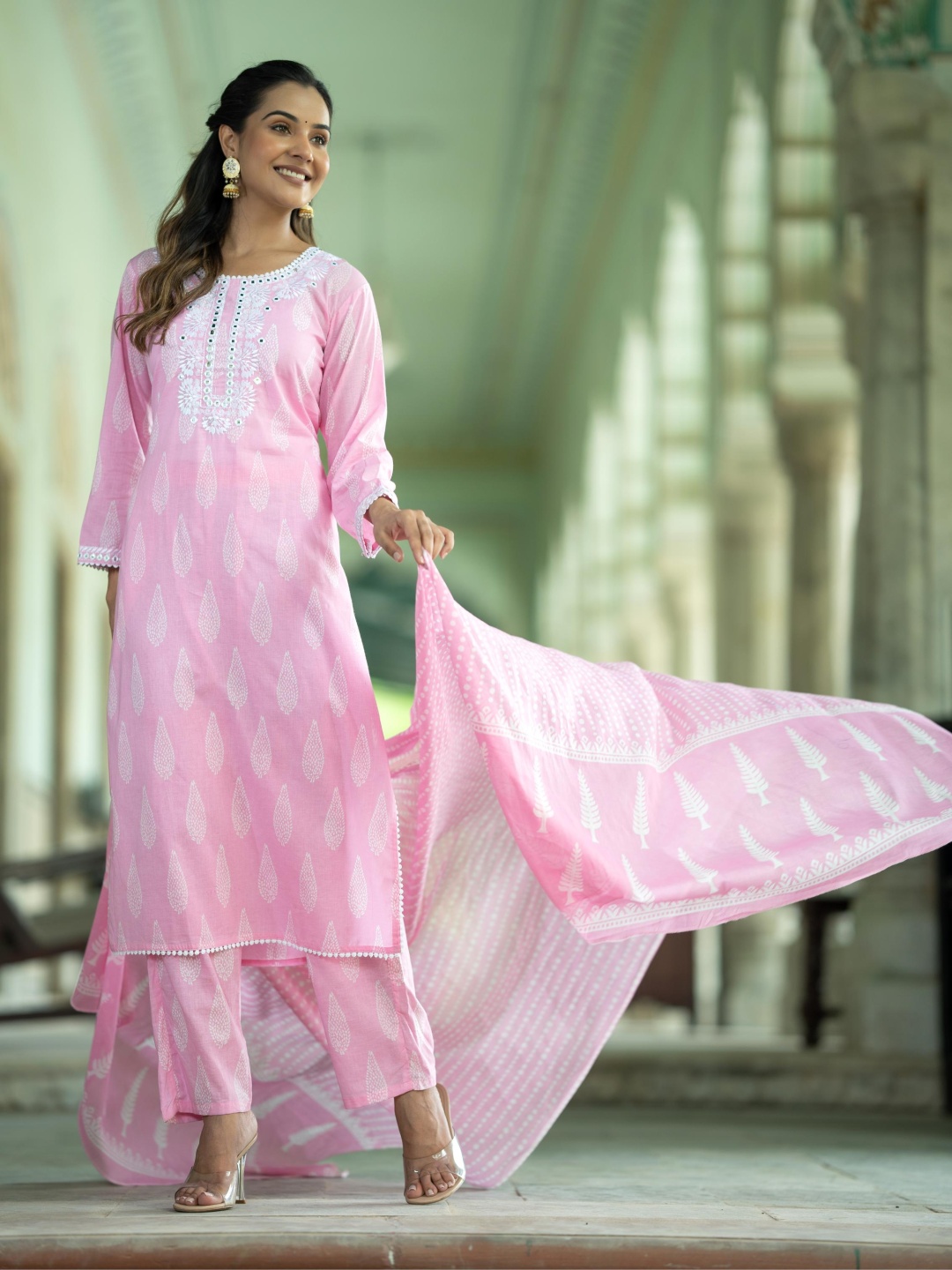Moda Rapido Women Floral Regular Thread Work Pure Cotton Kurta with Trousers & With Dupatta, Pink
Moda Rapido Women Floral Regular Thread Work Pure Cotton Kurta with Trousers & With Dupatta, Pink
