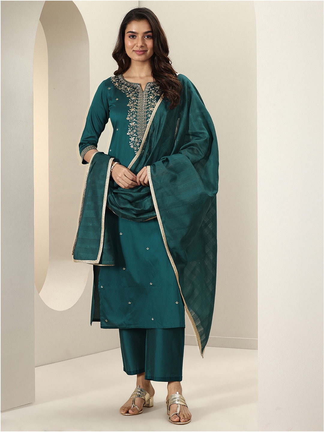 Libas Women Floral Embroidered Regular Sequinned Kurta with Trousers & With Dupatta, Teal
Libas Women Floral Embroidered Regular Sequinned Kurta with Trousers & With Dupatta, Teal