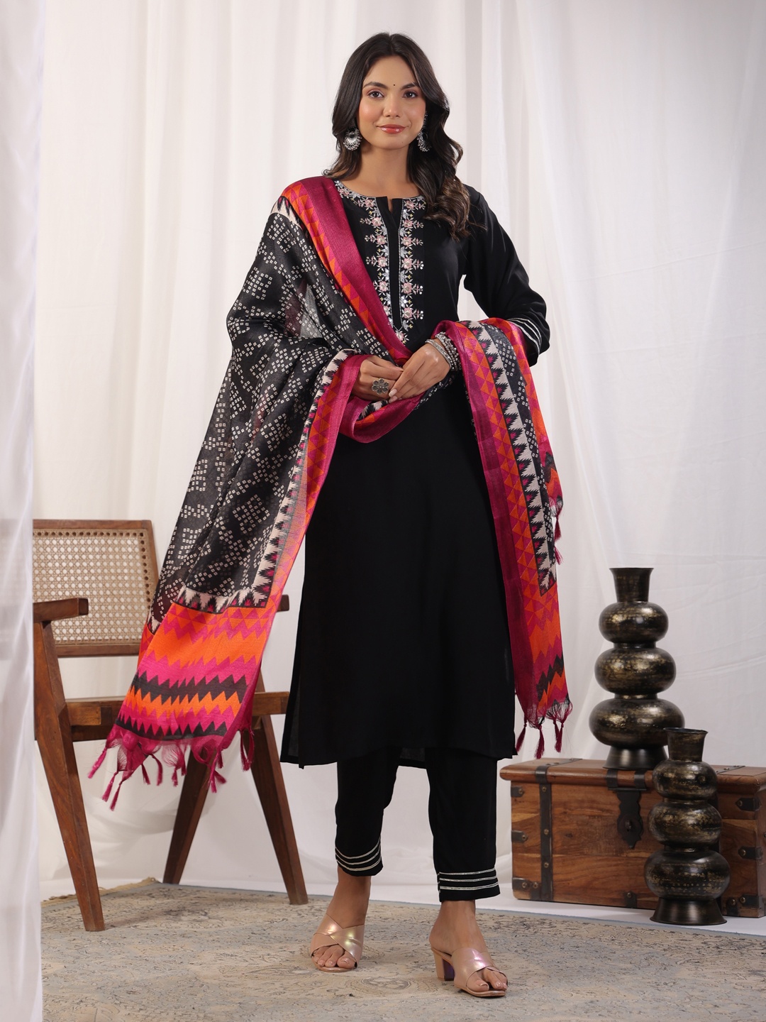 AURIELLA Women Floral Embroidered Regular Thread Work Kurta with Trousers & With Dupatta, Black
AURIELLA Women Floral Embroidered Regular Thread Work Kurta with Trousers & With Dupatta, Black