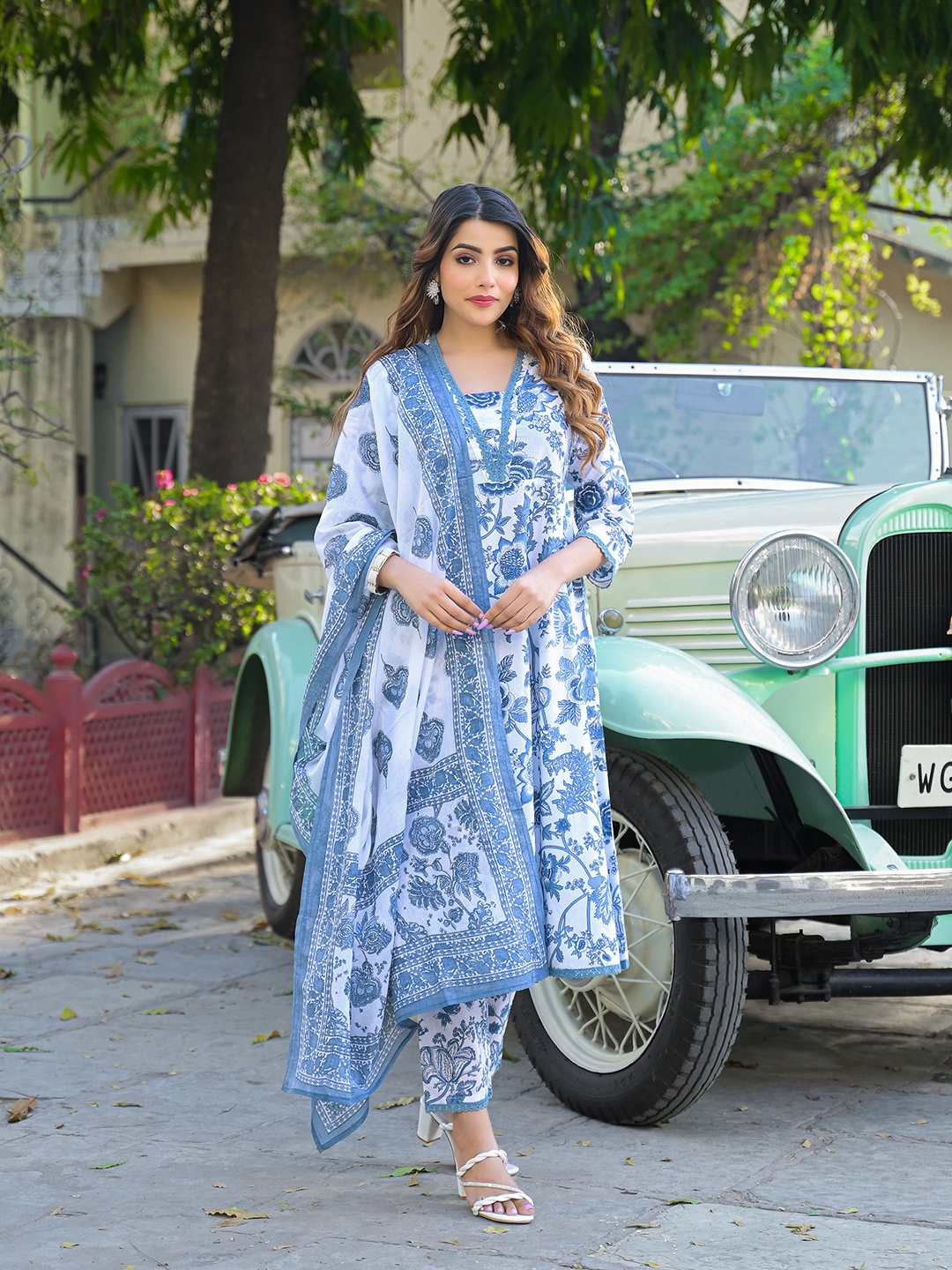 Divena Women Floral Printed Regular Pure Cotton Kurta with Trousers & With Dupatta, Blue
Divena Women Floral Printed Regular Pure Cotton Kurta with Trousers & With Dupatta, Blue