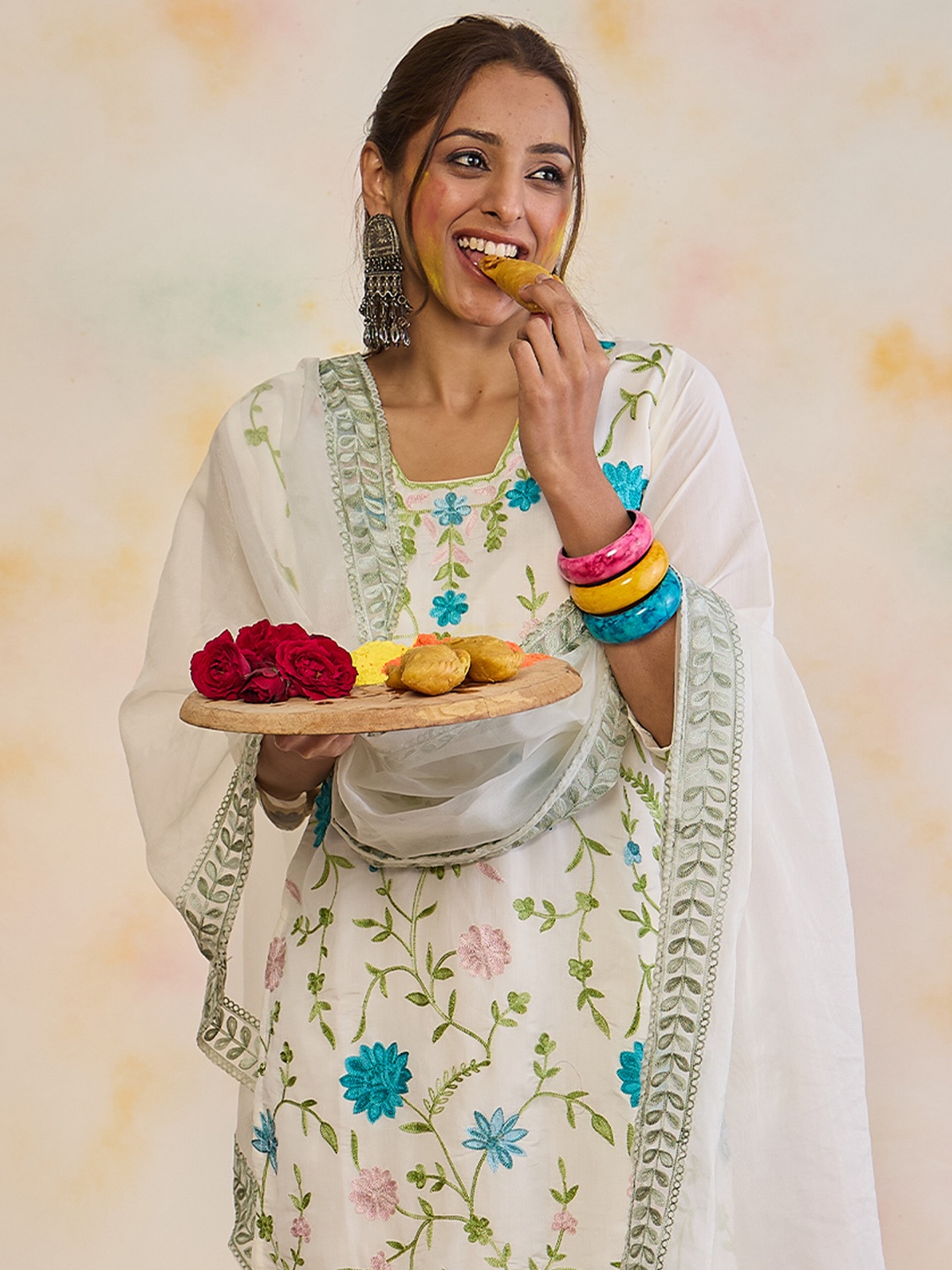 Indo Era Women Floral Embroidered Regular Thread Work Kurta with Trousers & With Dupatta, White
Indo Era Women Floral Embroidered Regular Thread Work Kurta with Trousers & With Dupatta, White