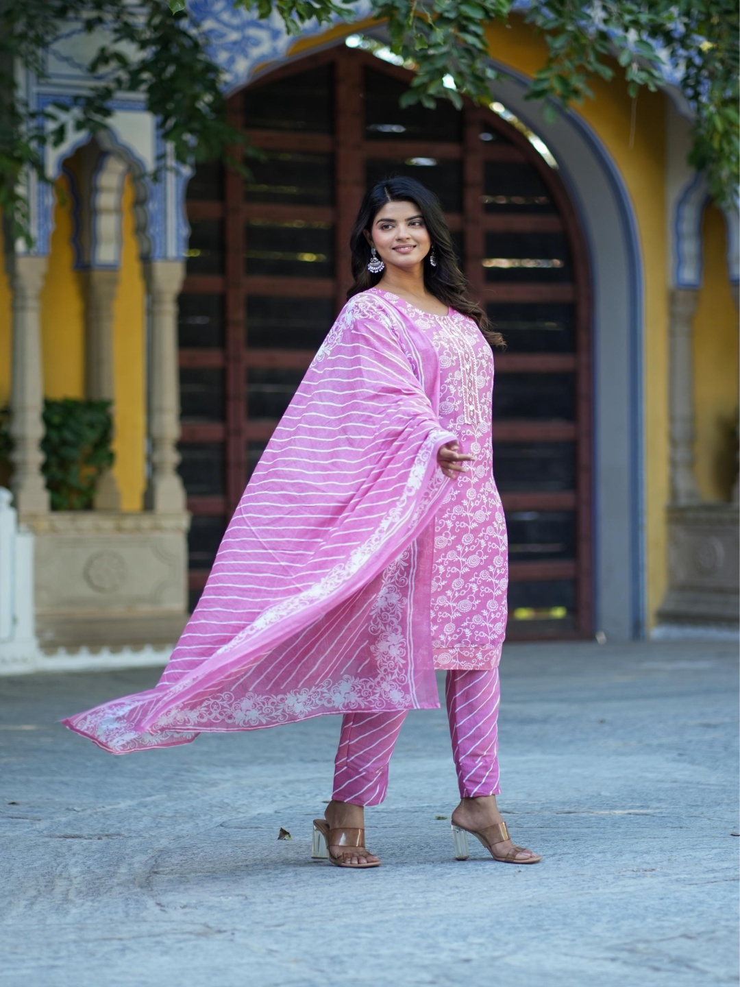 Moda Rapido Women Ethnic Motifs Regular Thread Work Pure Cotton Kurta with Trousers & With Dupatta, Pink
Moda Rapido Women Ethnic Motifs Regular Thread Work Pure Cotton Kurta with Trousers & With Dupatta, Pink