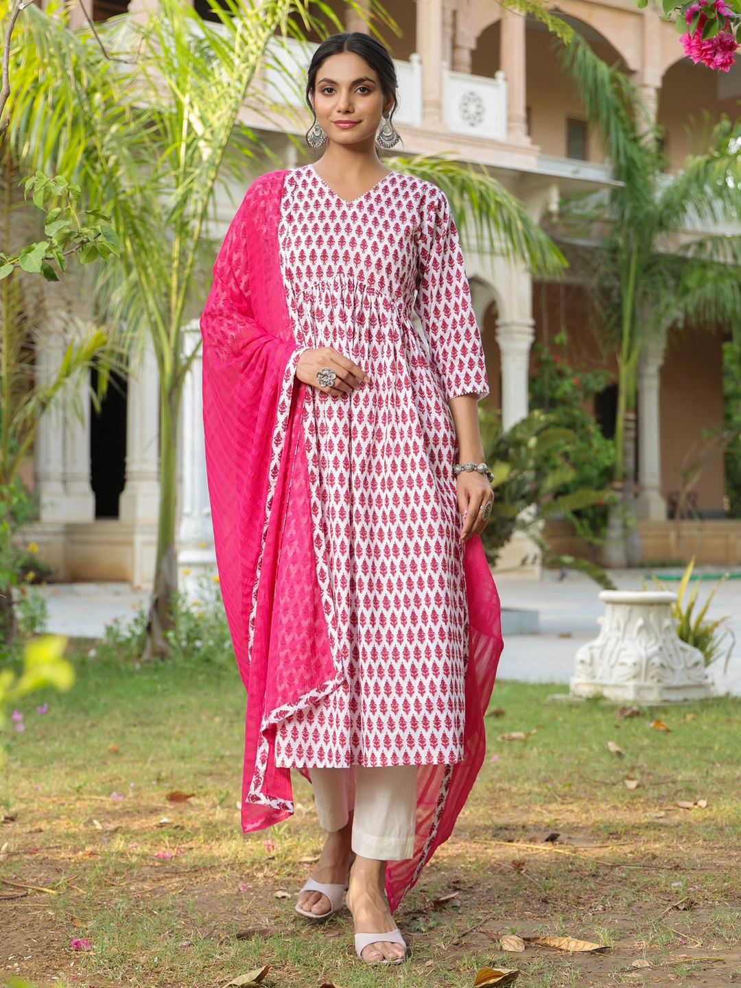 AURIELLA Women Ethnic Motifs Printed Regular Pure Cotton Kurta with Trousers & With Dupatta, Pink
AURIELLA Women Ethnic Motifs Printed Regular Pure Cotton Kurta with Trousers & With Dupatta, Pink