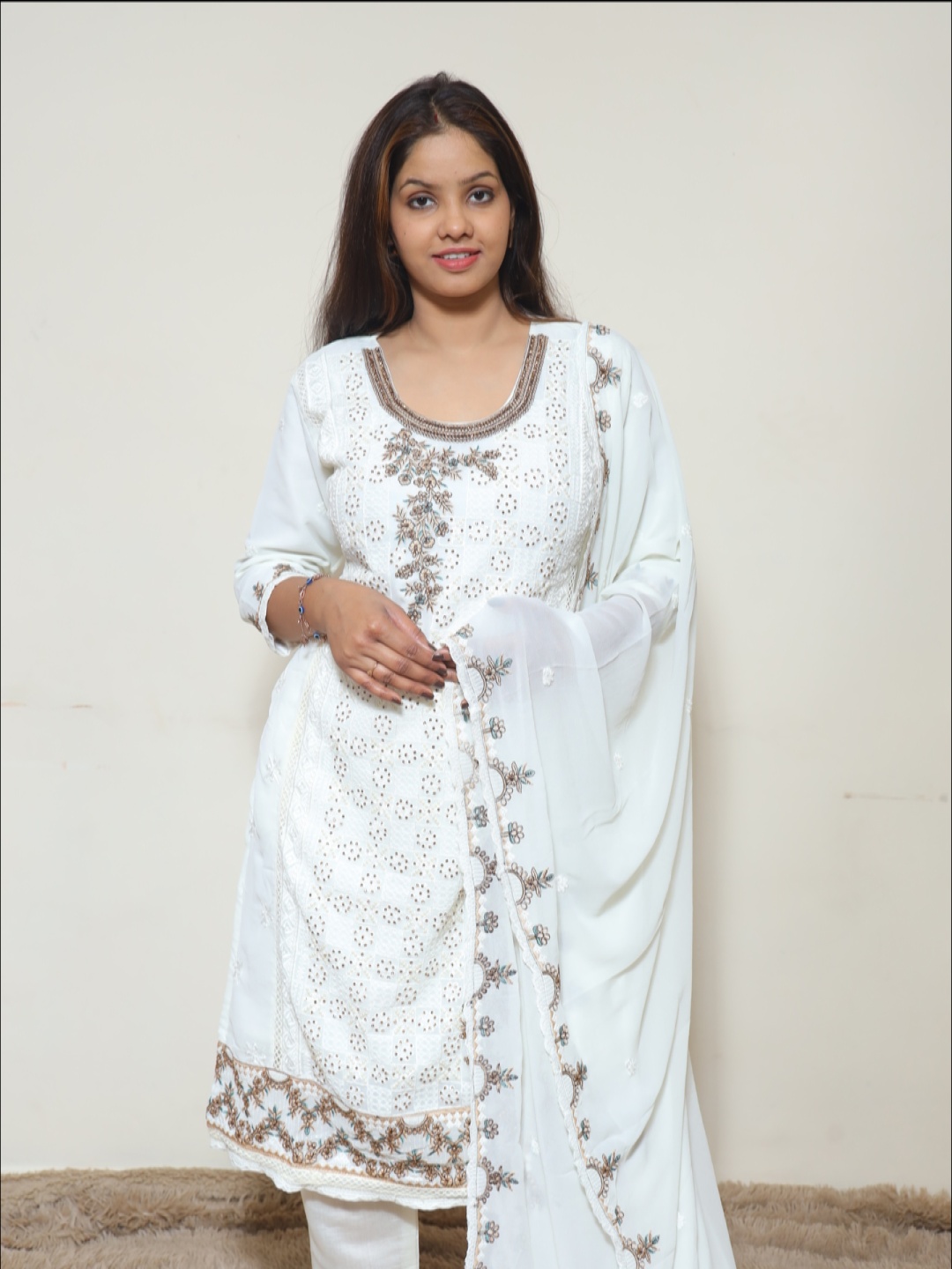 Wavy Collection Women Floral Embroidered Regular Thread Work Kurta with Trousers & With Dupatta, White
Wavy Collection Women Floral Embroidered Regular Thread Work Kurta with Trousers & With Dupatta, White