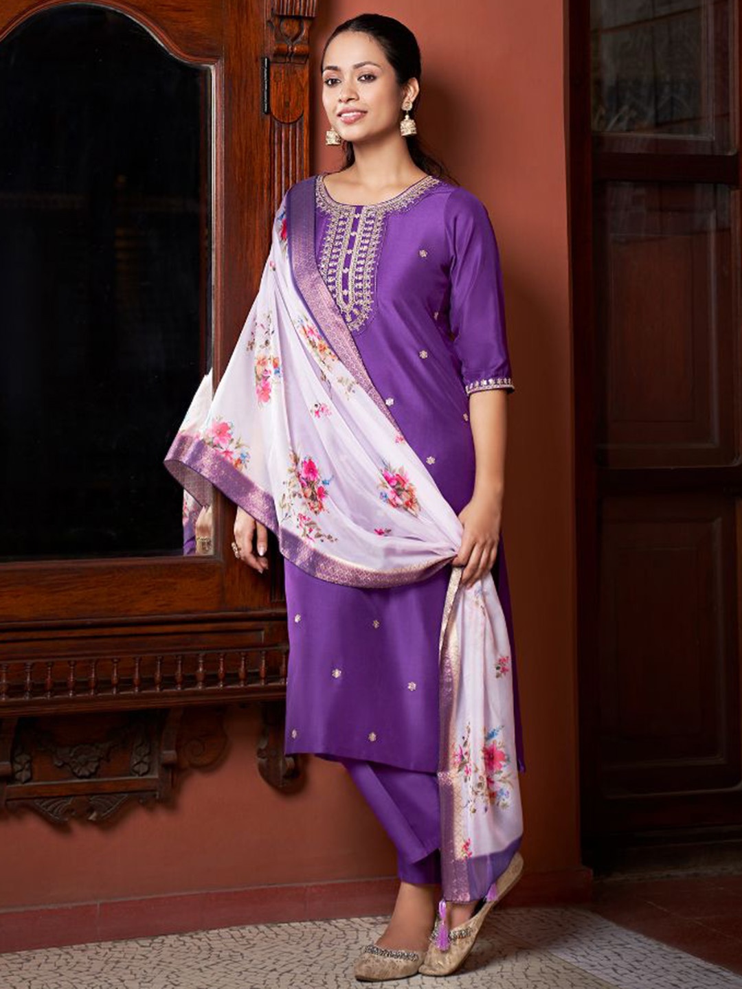 Colors of Earth Women Ethnic Motifs Embroidered Regular Kurta with Trousers & With Dupatta, Violet
Colors of Earth Women Ethnic Motifs Embroidered Regular Kurta with Trousers & With Dupatta, Violet