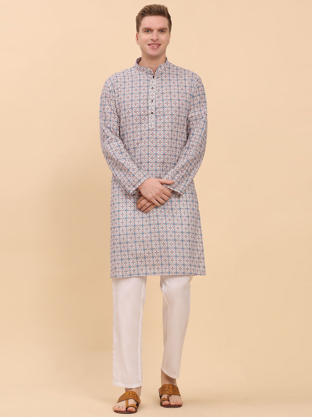 Pro-Ethic STYLE DEVELOPER Men Floral Colourblocked Angrakha Sequinned Pure Cotton Kurta with Pyjamas, Blue
Pro-Ethic STYLE DEVELOPER Men Floral Colourblocked Angrakha Sequinned Pure Cotton Kurta with Pyjamas, Blue