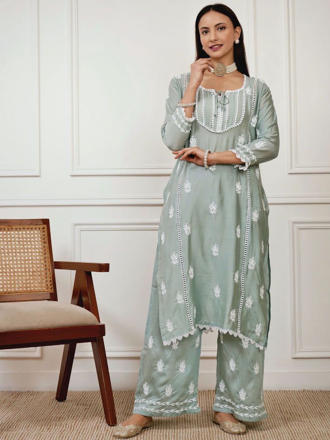Chowkhat Women Floral Embroidered Panelled Chikankari Chanderi Cotton Kurta with Palazzos, Green
Chowkhat Women Floral Embroidered Panelled Chikankari Chanderi Cotton Kurta with Palazzos, Green