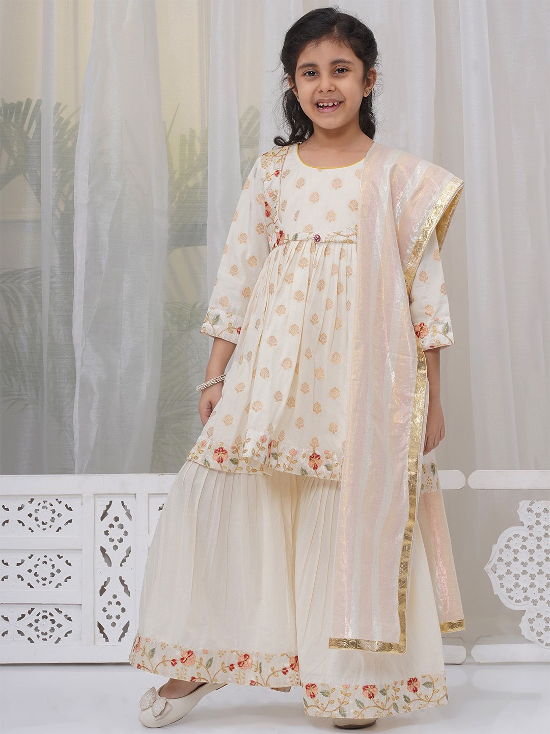 Little Bansi Girls Floral Embroidered Regular Thread Work Pure Cotton Kurta with Sharara & With Dupatta, Cream
Little Bansi Girls Floral Embroidered Regular Thread Work Pure Cotton Kurta with Sharara & With Dupatta, Cream