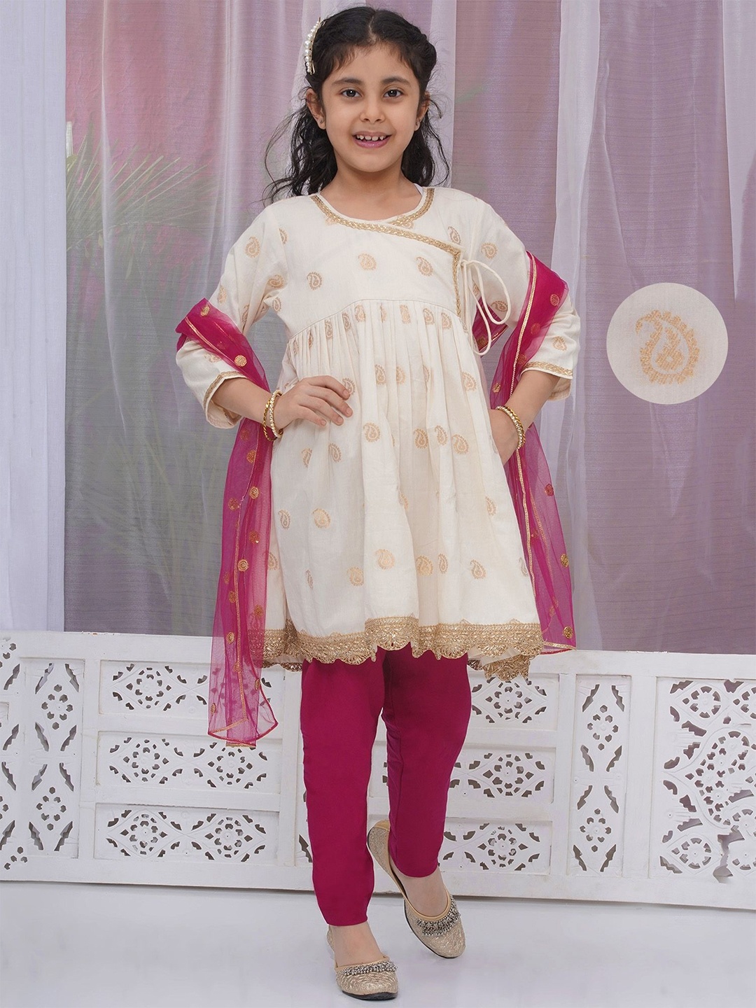 Little Bansi Girls Ethnic Motifs Embroidered Angrakha Gotta Patti Pure Cotton Kurta with Pyjamas & With, Cream
Little Bansi Girls Ethnic Motifs Embroidered Angrakha Gotta Patti Pure Cotton Kurta with Pyjamas & With, Cream