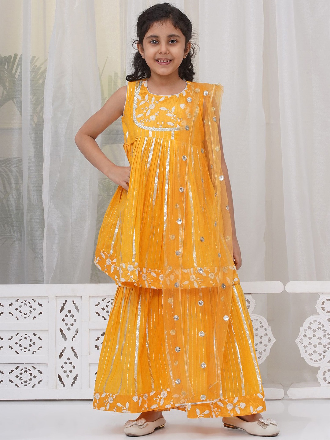 Little Bansi Girls Ethnic Motifs Embroidered Regular Sequinned Pure Cotton Kurta with Sharara & With Dupatta, Yellow
Little Bansi Girls Ethnic Motifs Embroidered Regular Sequinned Pure Cotton Kurta with Sharara & With Dupatta, Yellow