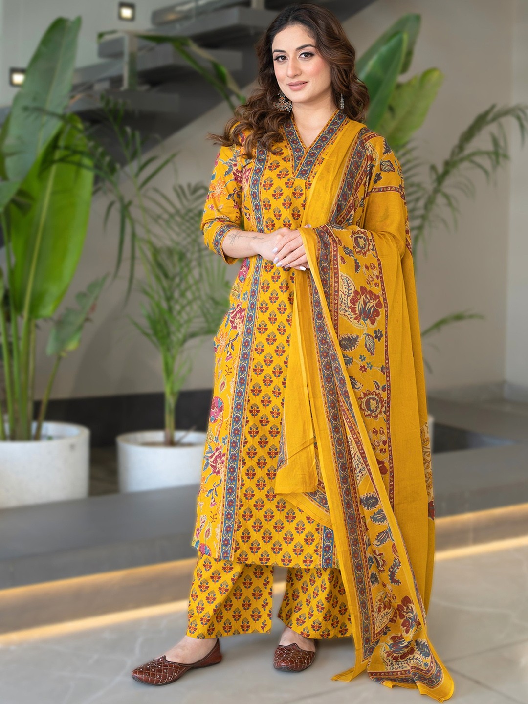 Arayna Women Floral Printed Regular Pure Cotton Kurta with Palazzos & With Dupatta, Yellow
Arayna Women Floral Printed Regular Pure Cotton Kurta with Palazzos & With Dupatta, Yellow