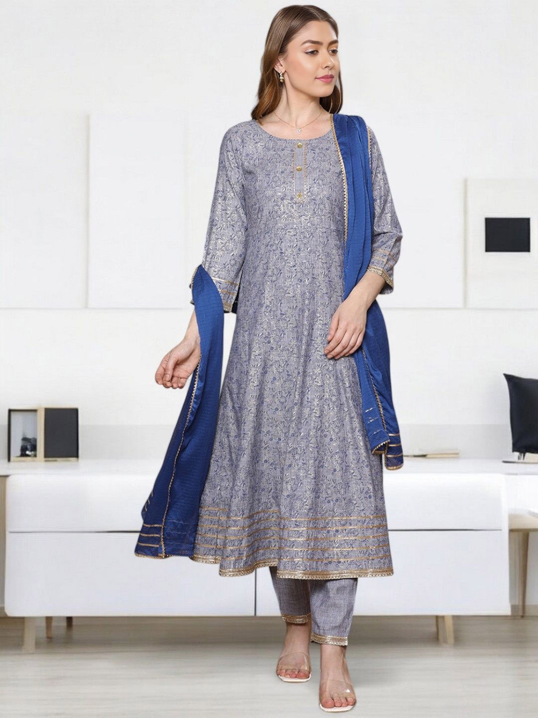 Jeff co-op Women Floral Printed Panelled Gotta Patti Kurta with Trousers & With Dupatta, Grey melange
Jeff co-op Women Floral Printed Panelled Gotta Patti Kurta with Trousers & With Dupatta, Grey melange