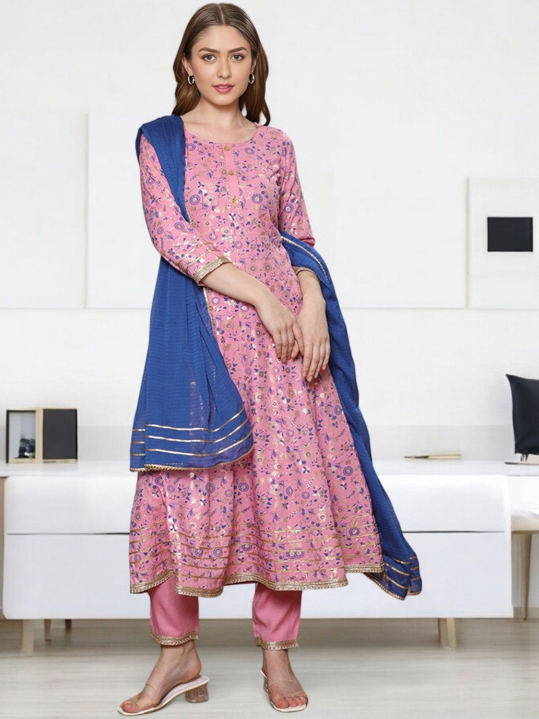 Jeff co-op Women Floral Printed Panelled Gotta Patti Kurta with Trousers & With Dupatta, Pink
Jeff co-op Women Floral Printed Panelled Gotta Patti Kurta with Trousers & With Dupatta, Pink