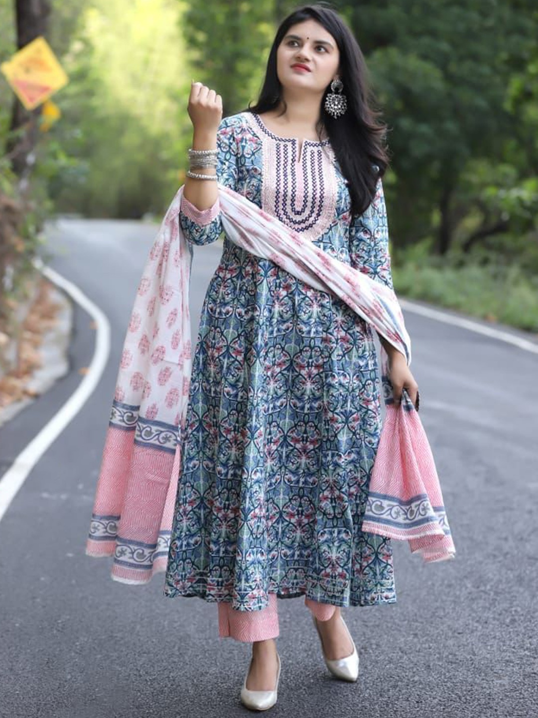 Piludi Women Floral Embroidered Regular Thread Work Kurta with Trousers & With Dupatta, Blue
Piludi Women Floral Embroidered Regular Thread Work Kurta with Trousers & With Dupatta, Blue