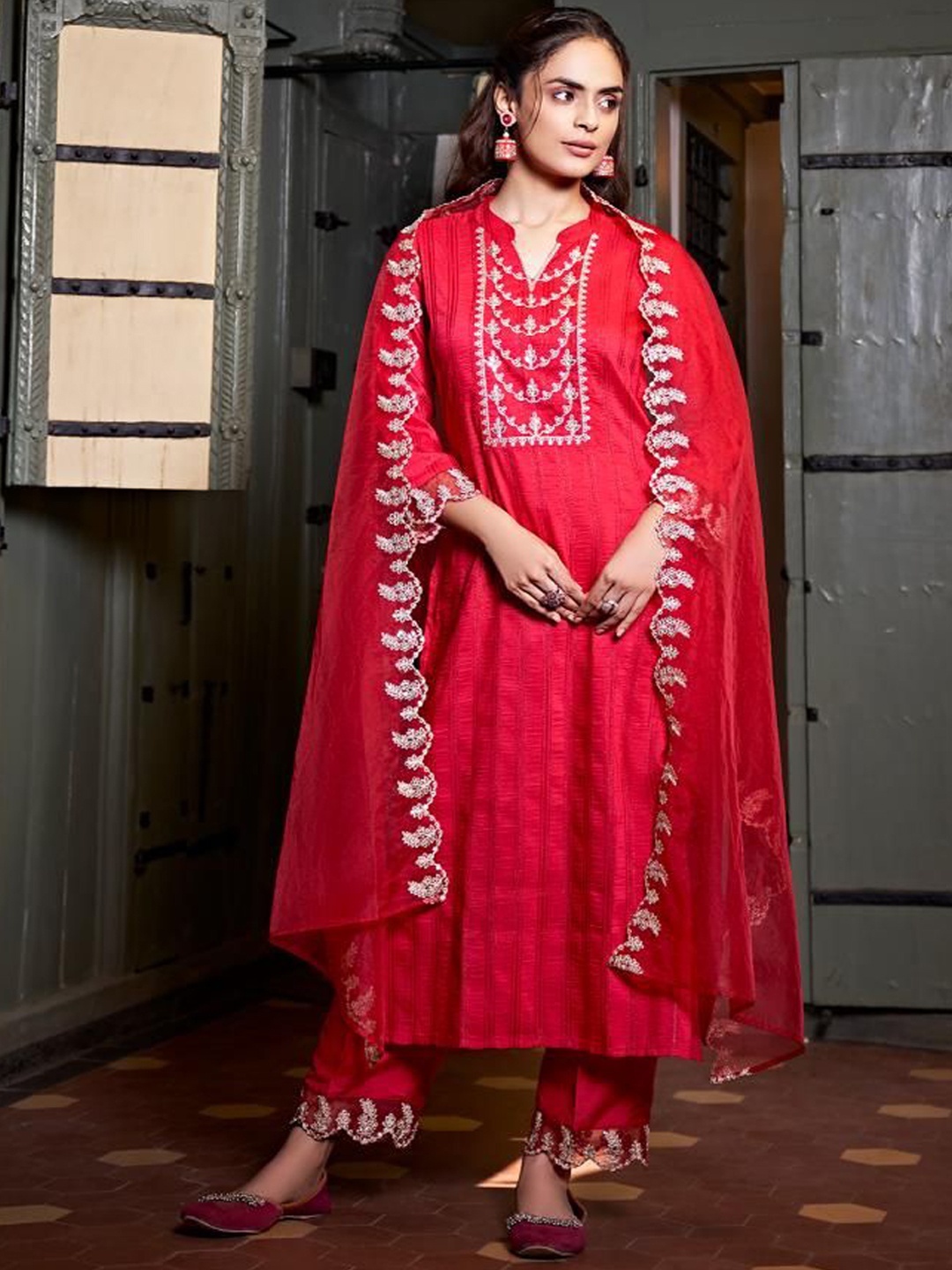 Colors of Earth Women Embroidered Regular Thread Work Kurta with Trousers & With Dupatta, Red
Colors of Earth Women Embroidered Regular Thread Work Kurta with Trousers & With Dupatta, Red