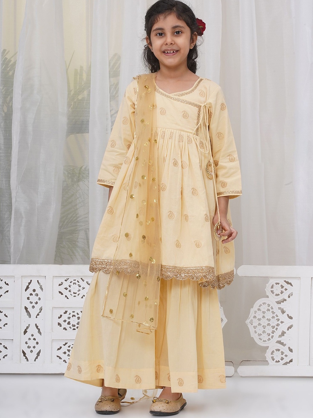 Little Bansi Girls Ethnic Motifs Printed Regular Sequinned Pure Cotton Kurta with Sharara & With Dupatta, Cream
Little Bansi Girls Ethnic Motifs Printed Regular Sequinned Pure Cotton Kurta with Sharara & With Dupatta, Cream