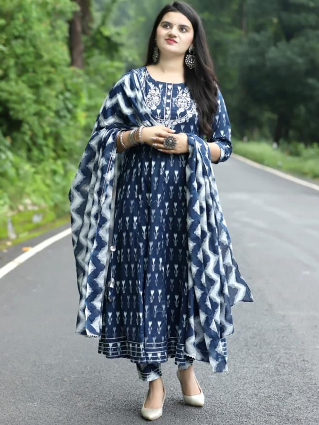 Piludi Women Ethnic Motifs Embroidered Regular Thread Work Kurta with Trousers & With Dupatta, Blue
Piludi Women Ethnic Motifs Embroidered Regular Thread Work Kurta with Trousers & With Dupatta, Blue