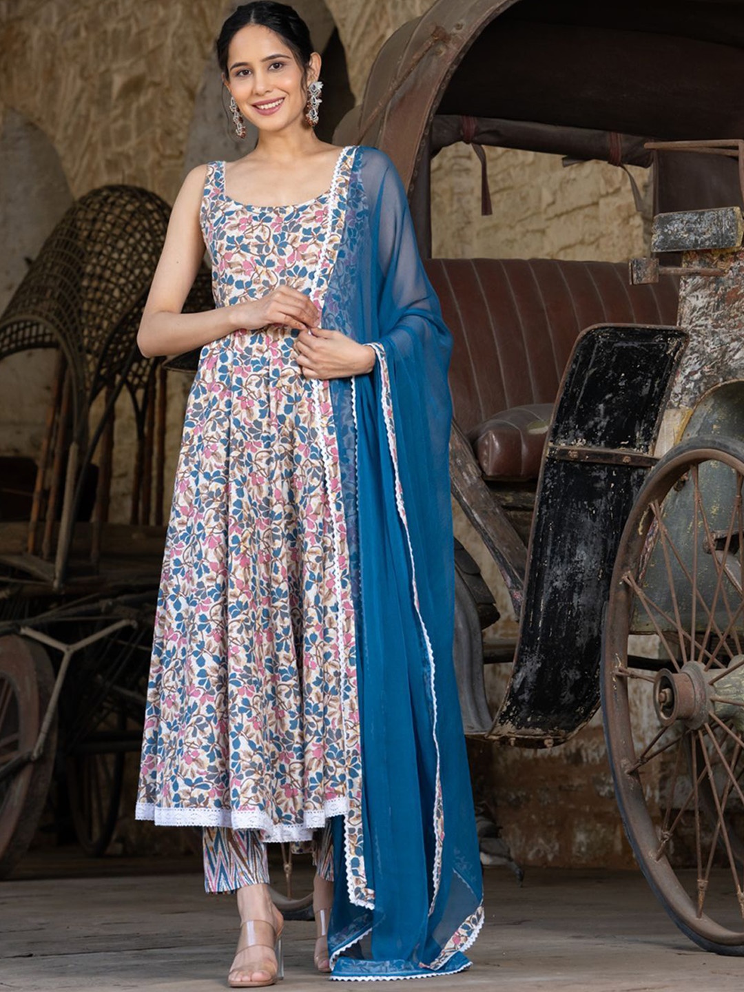 DIVASTRI Women Floral Printed Regular Thread Work Kurta with Trousers & With Dupatta, Blue
DIVASTRI Women Floral Printed Regular Thread Work Kurta with Trousers & With Dupatta, Blue