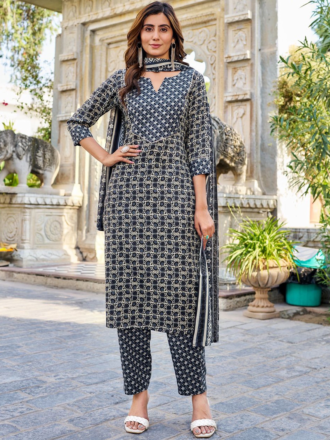 Moda Rapido Women Floral Printed Regular Kurta with Trousers & With Dupatta, Navy blue
Moda Rapido Women Floral Printed Regular Kurta with Trousers & With Dupatta, Navy blue