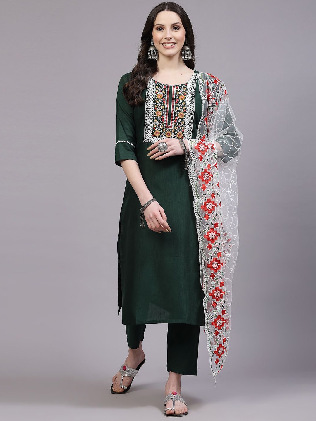 Piludi Women Floral Embroidered Regular Thread Work Kurta with Trousers & With Dupatta, Green
Piludi Women Floral Embroidered Regular Thread Work Kurta with Trousers & With Dupatta, Green