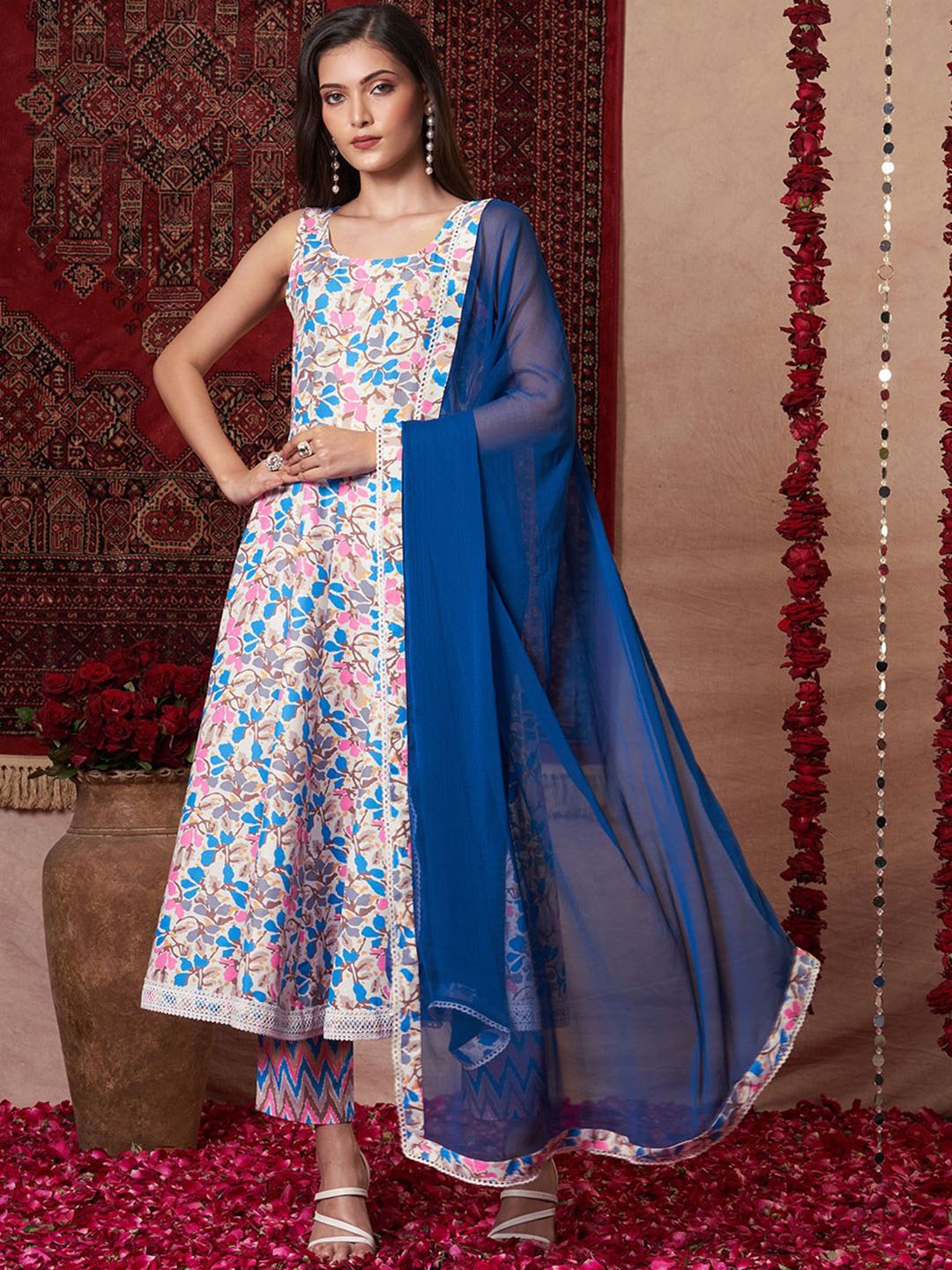 DIVASTRI Women Floral Printed Regular Thread Work Kurta with Trousers & With Dupatta, Blue
DIVASTRI Women Floral Printed Regular Thread Work Kurta with Trousers & With Dupatta, Blue