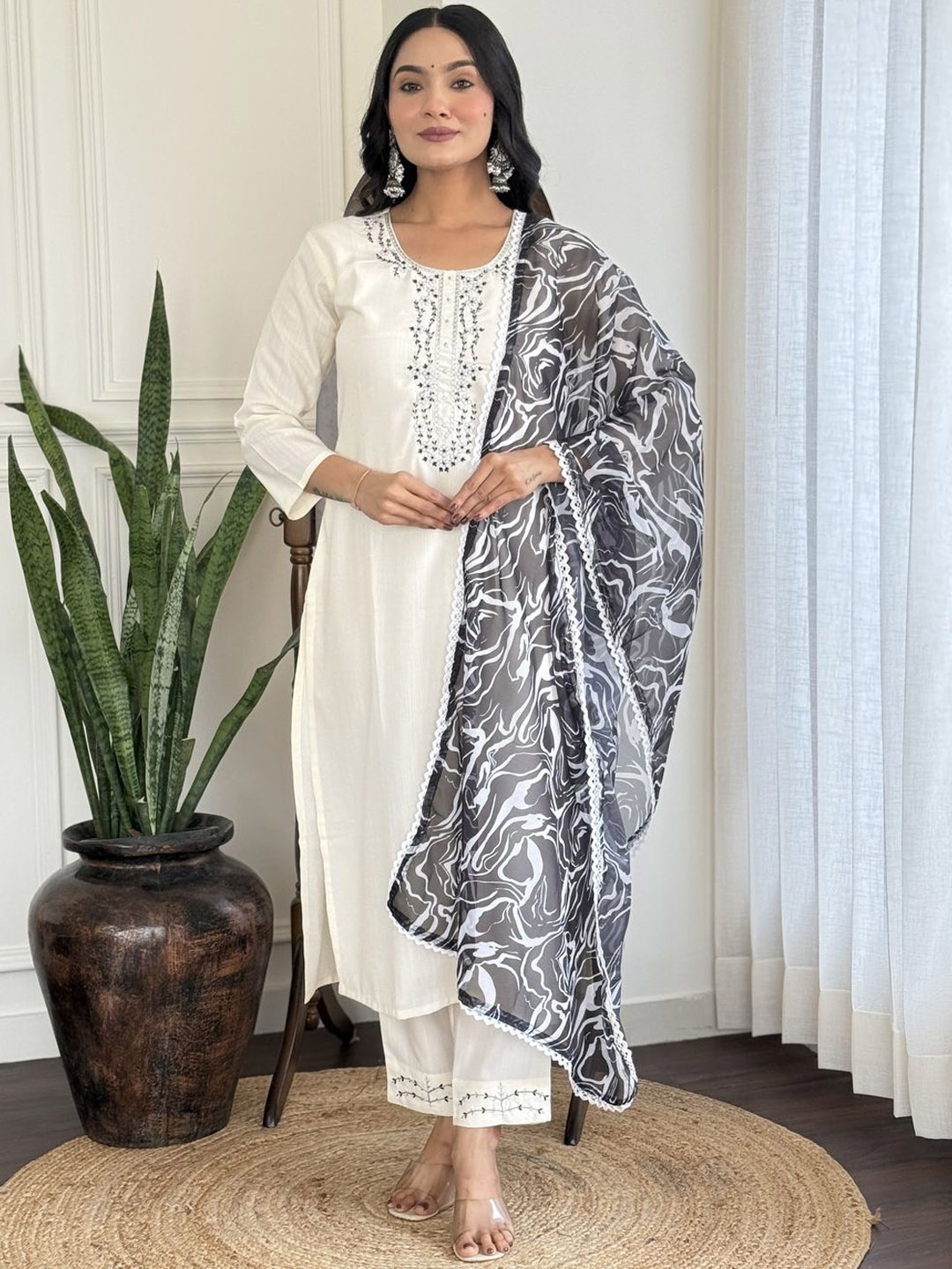 ASCIIBLUES Women Ethnic Motifs Embroidered Regular Thread Work Kurta with Trousers & With Dupatta, Cream
ASCIIBLUES Women Ethnic Motifs Embroidered Regular Thread Work Kurta with Trousers & With Dupatta, Cream