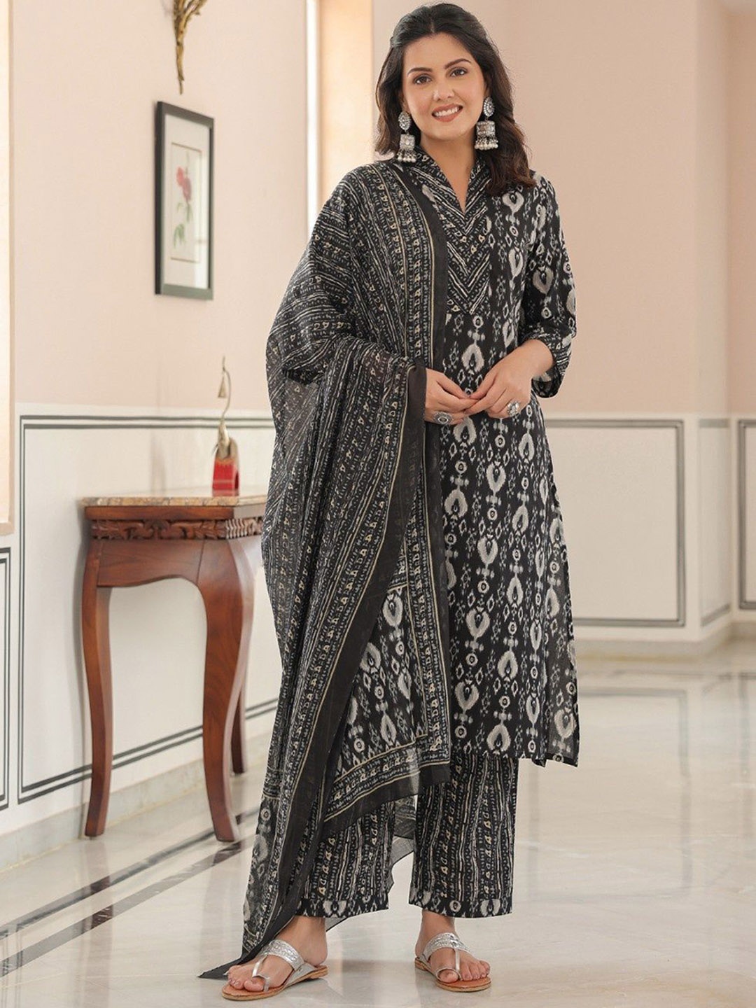 Aramya Women Floral Printed Regular Patchwork Pure Cotton Kurta with Trousers & With Dupatta, Black
Aramya Women Floral Printed Regular Patchwork Pure Cotton Kurta with Trousers & With Dupatta, Black