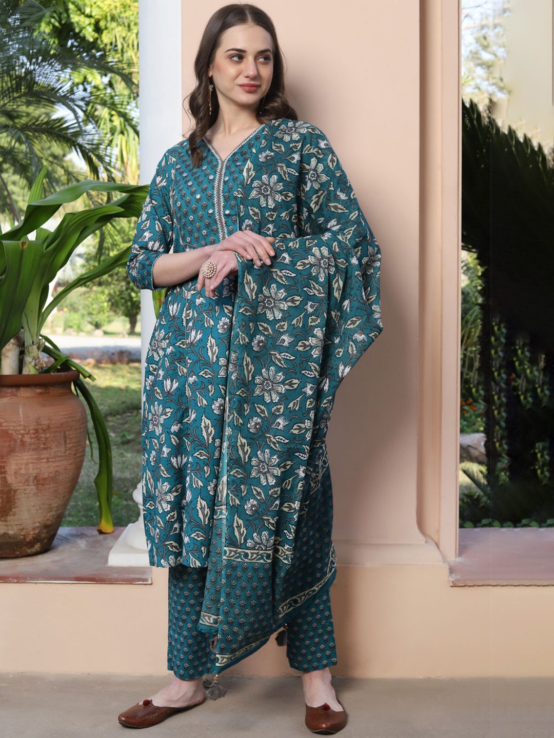 DIVASTRI Women Floral Printed Regular Pure Cotton Kurta with Trousers & With Dupatta, Turquoise blue
DIVASTRI Women Floral Printed Regular Pure Cotton Kurta with Trousers & With Dupatta, Turquoise blue