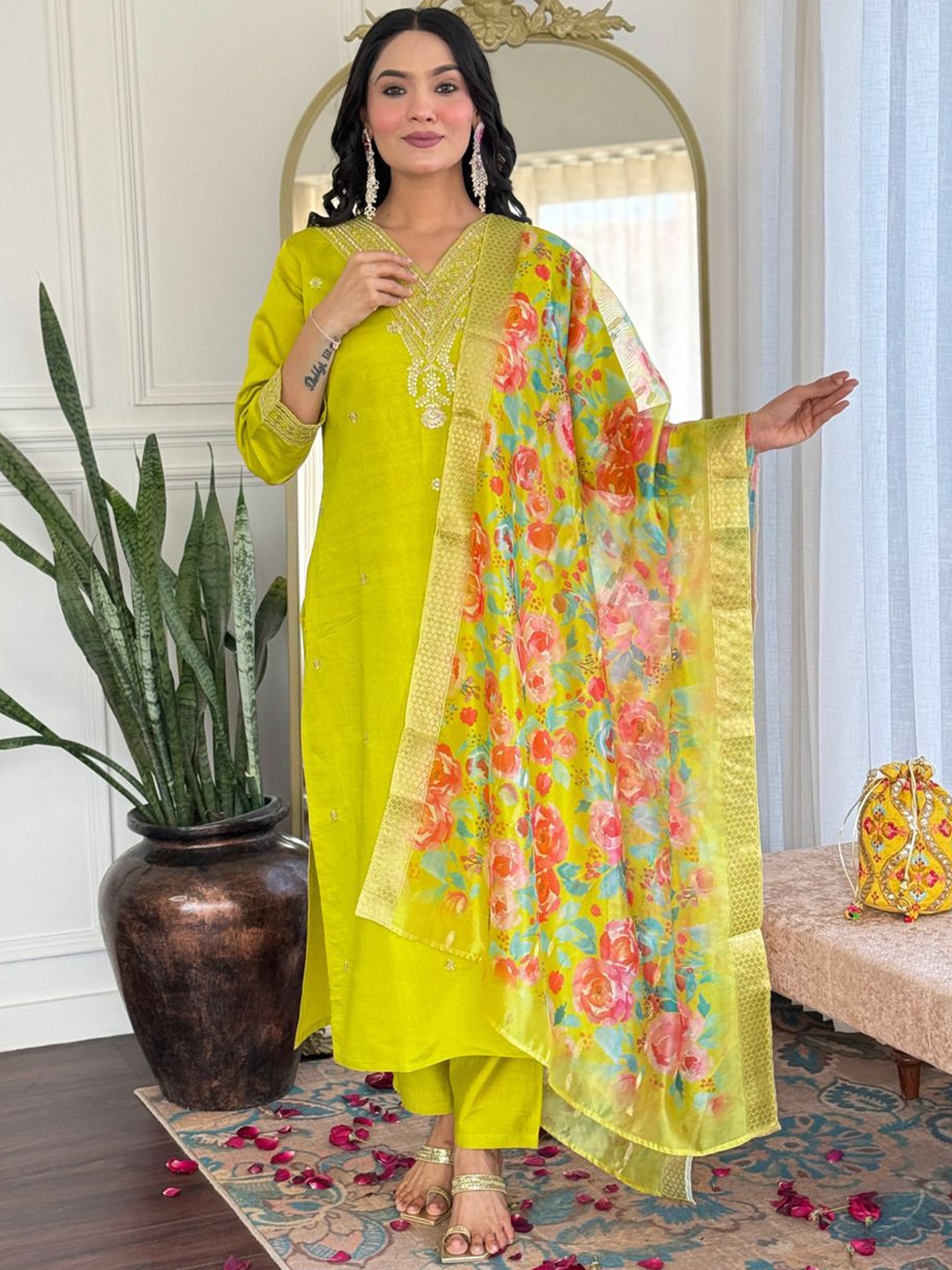 ASCIIBLUES Women Floral Embroidered Regular Beads and Stones Kurta with Trousers & With Dupatta, Fluorescent green
ASCIIBLUES Women Floral Embroidered Regular Beads and Stones Kurta with Trousers & With Dupatta, Fluorescent green