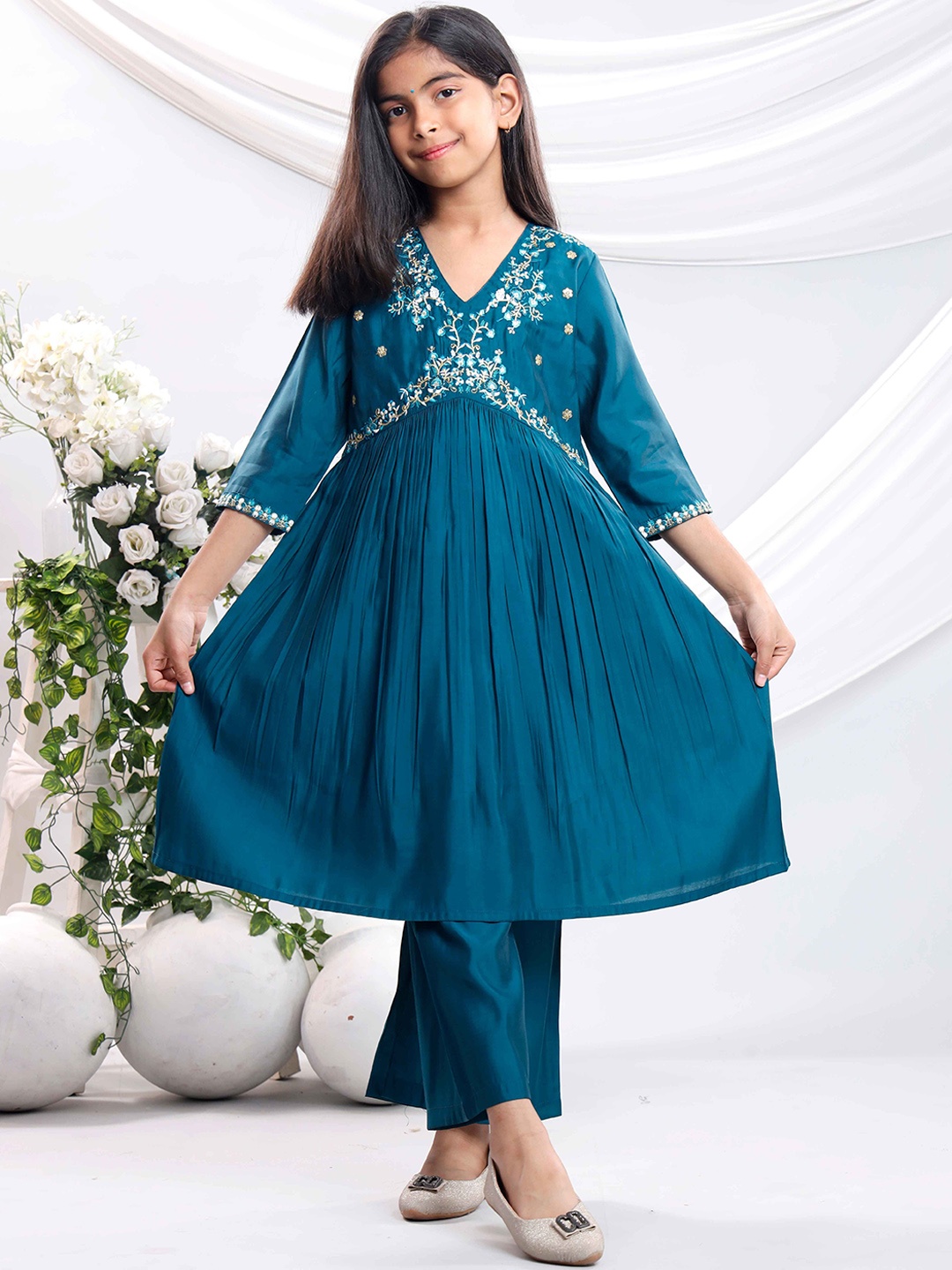 misbis Girls Embroidered Regular Sequinned Kurti with Palazzos & With Dupatta, Navy blue
misbis Girls Embroidered Regular Sequinned Kurti with Palazzos & With Dupatta, Navy blue