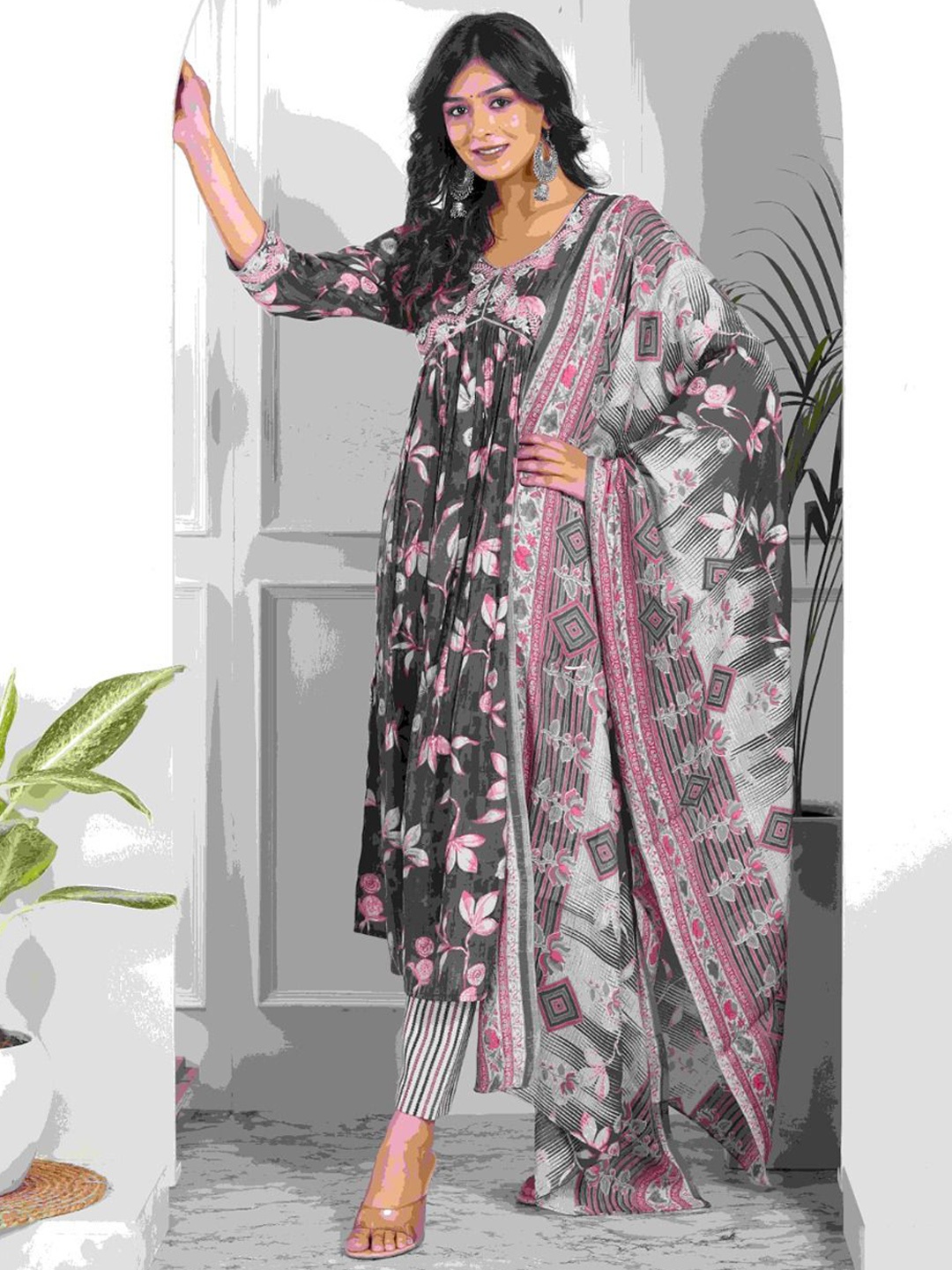h4u Women Floral Embroidered Empire Thread Work Chanderi Silk Kurta with Trousers & With Dupatta, Brown
h4u Women Floral Embroidered Empire Thread Work Chanderi Silk Kurta with Trousers & With Dupatta, Brown