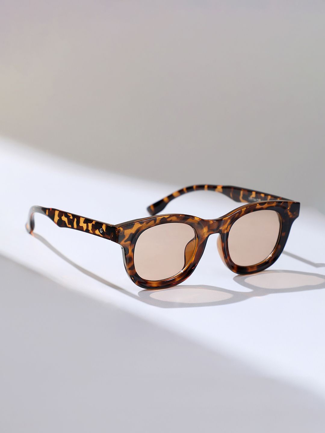 HAUTE SAUCE by Campus Sutra Women Wayfarer Sunglasses with Polarised Lens, Brown
HAUTE SAUCE by Campus Sutra Women Wayfarer Sunglasses with Polarised Lens, Brown