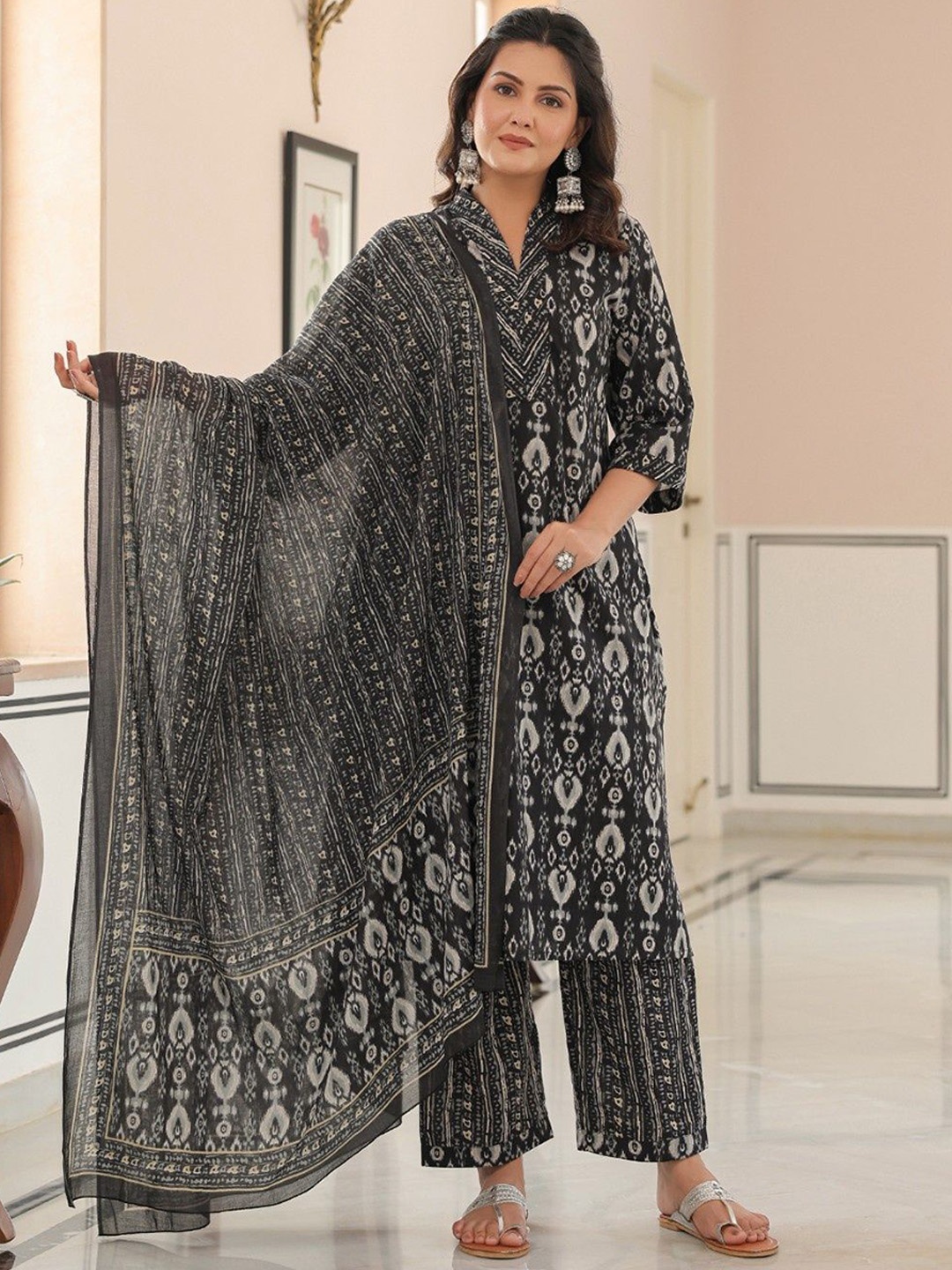 Aramya Women Ethnic Motifs Printed Regular Patchwork Pure Cotton Kurta with Trousers & With Dupatta, Black
Aramya Women Ethnic Motifs Printed Regular Patchwork Pure Cotton Kurta with Trousers & With Dupatta, Black