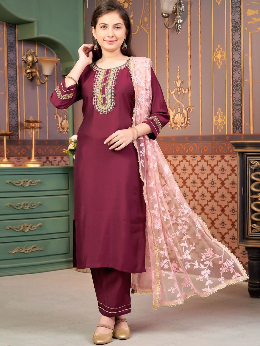 Aarika Girls Ethnic Motifs Embroidered Regular Sequinned Pure Silk Kurta with Trousers & With Dupatta, Burgundy
Aarika Girls Ethnic Motifs Embroidered Regular Sequinned Pure Silk Kurta with Trousers & With Dupatta, Burgundy