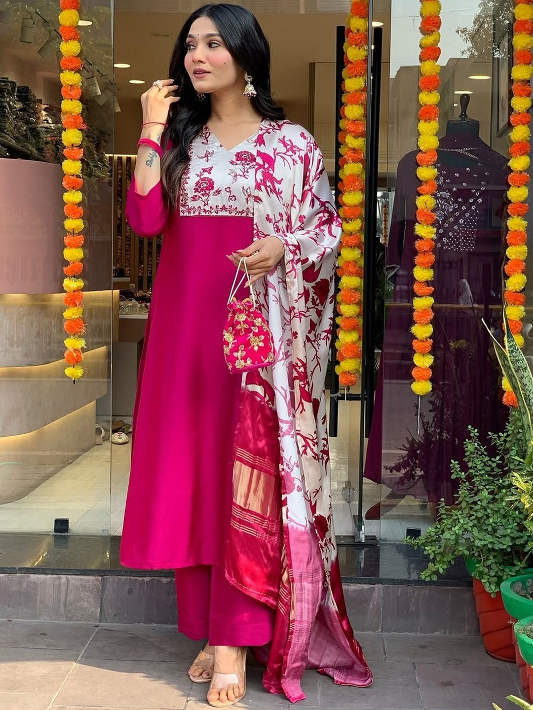 ZEEPKART Floral Printed Sweetheart Neck Straight Kurta With Palazzos & Dupatta, Pink
ZEEPKART Floral Printed Sweetheart Neck Straight Kurta With Palazzos & Dupatta, Pink