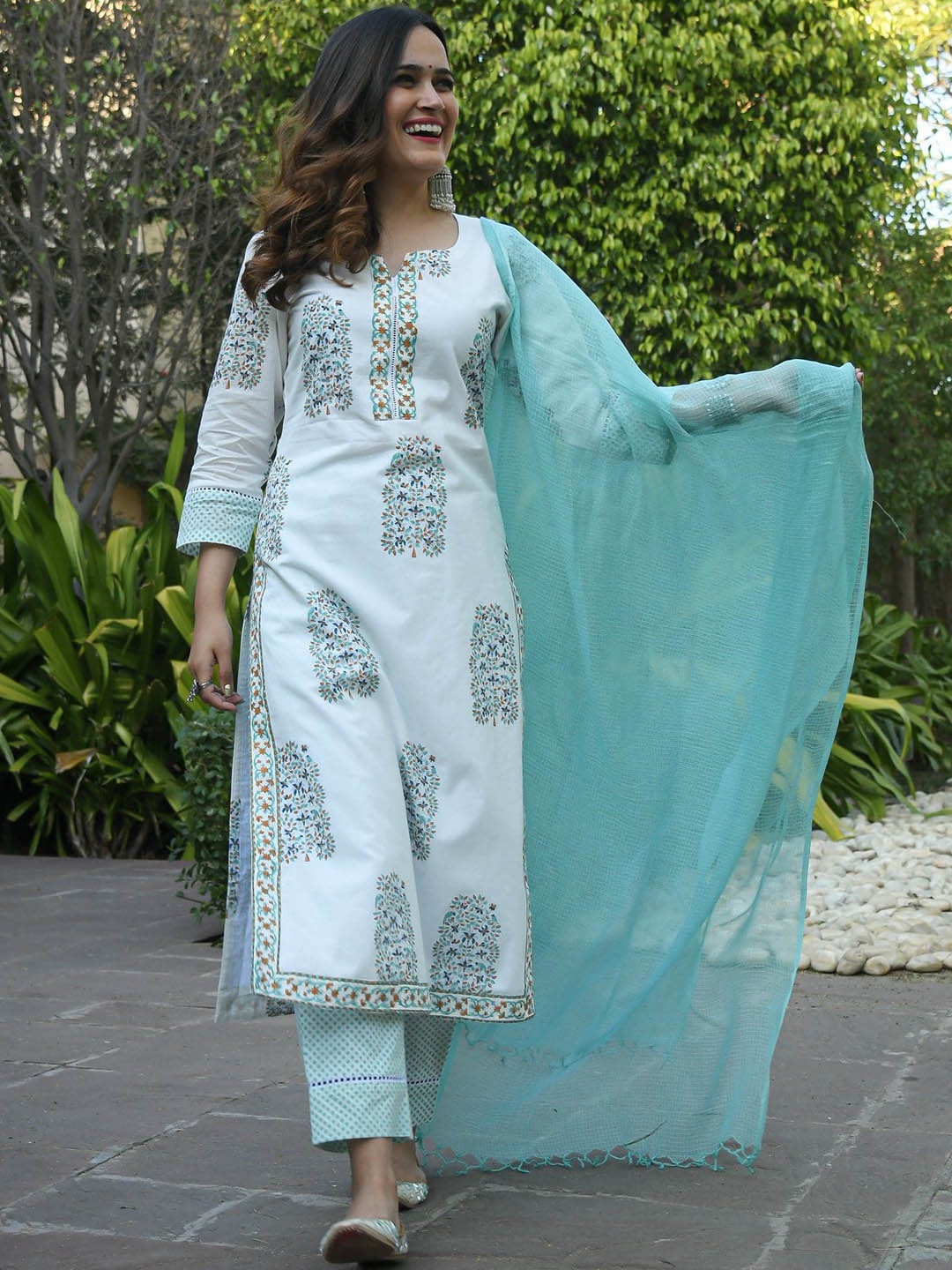 Moda Rapido Women Floral Printed Regular Kurta with Pyjamas & With Dupatta, Sea green
Moda Rapido Women Floral Printed Regular Kurta with Pyjamas & With Dupatta, Sea green