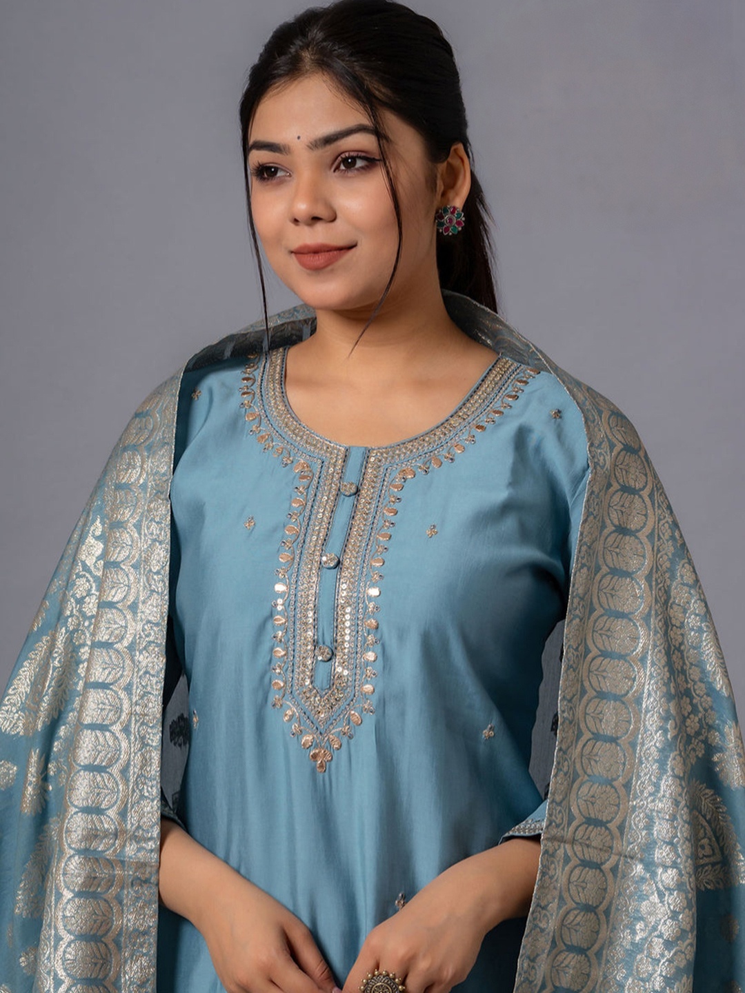 KOTRONS Women Embroidered Regular Thread Work Chanderi Silk Kurta with Trousers & With Dupatta, Grey
KOTRONS Women Embroidered Regular Thread Work Chanderi Silk Kurta with Trousers & With Dupatta, Grey