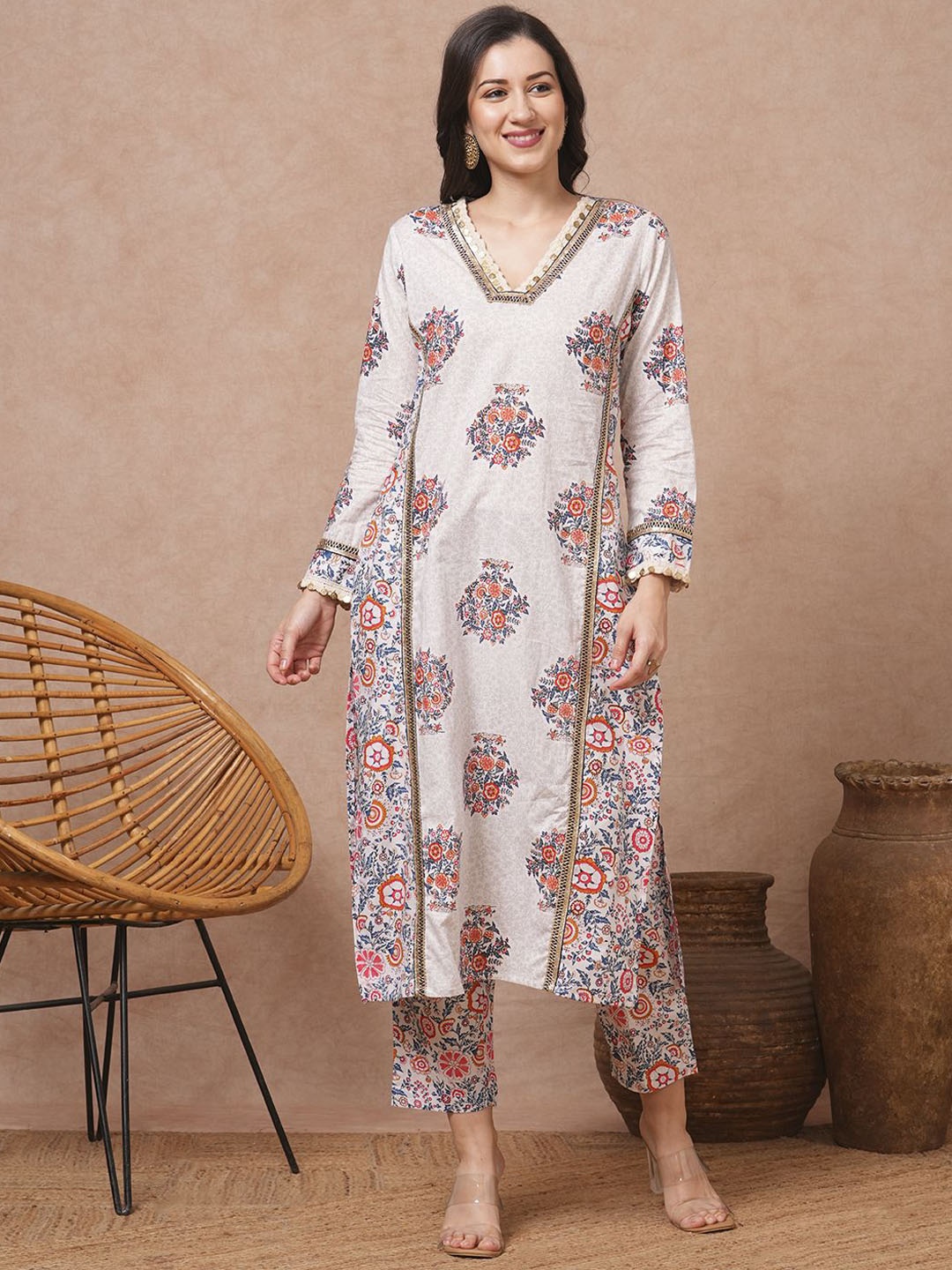 FASHOR Women Floral Printed Regular Sequinned Pure Cotton Kurta with Trousers, White
FASHOR Women Floral Printed Regular Sequinned Pure Cotton Kurta with Trousers, White