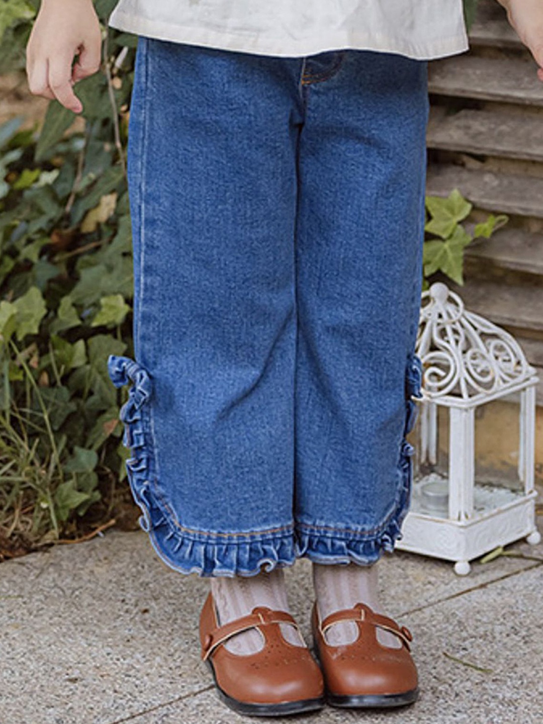 LULU & SKY Girls Straight Fit High-Rise Mildly Distressed Light Fade Jeans, Navy blue
LULU & SKY Girls Straight Fit High-Rise Mildly Distressed Light Fade Jeans, Navy blue