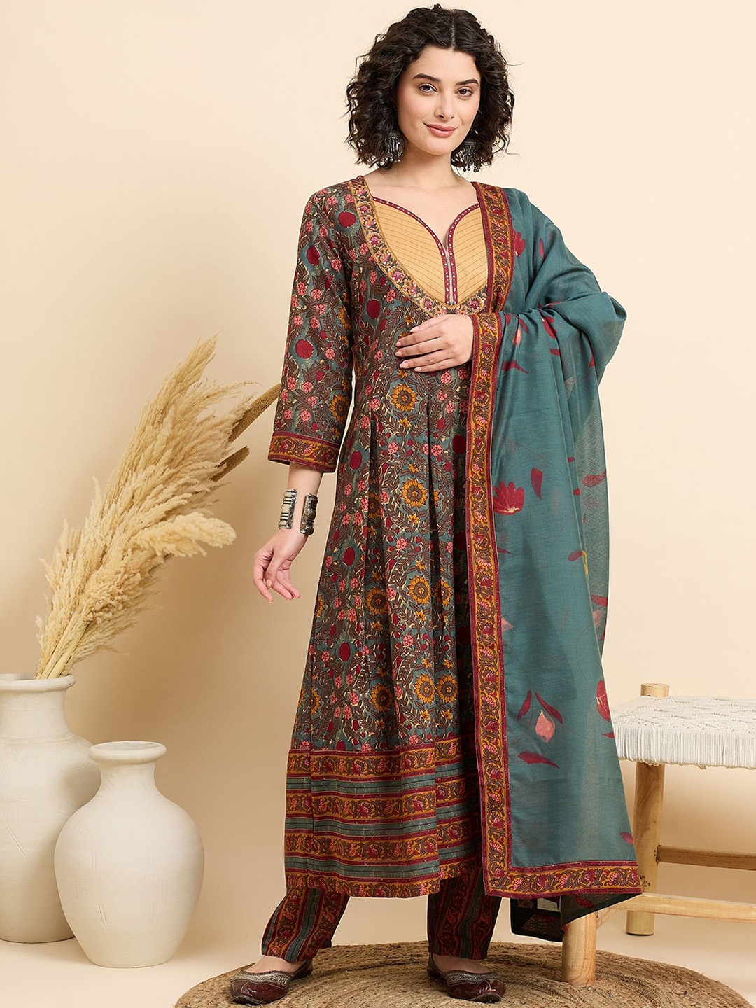 KLOSIA Women Floral Printed Regular Kurta with Trousers & With Dupatta, Green
KLOSIA Women Floral Printed Regular Kurta with Trousers & With Dupatta, Green