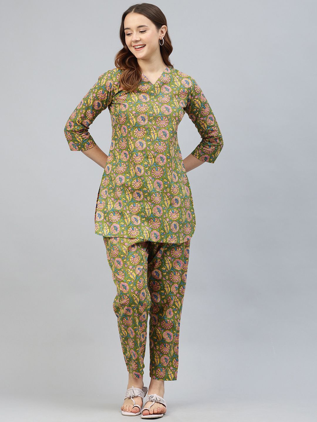 The Roadster Lifestyle Co Floral Printed Pure Cotton Tunic & Trousers Co-ord Set, Green
The Roadster Lifestyle Co Floral Printed Pure Cotton Tunic & Trousers Co-ord Set, Green